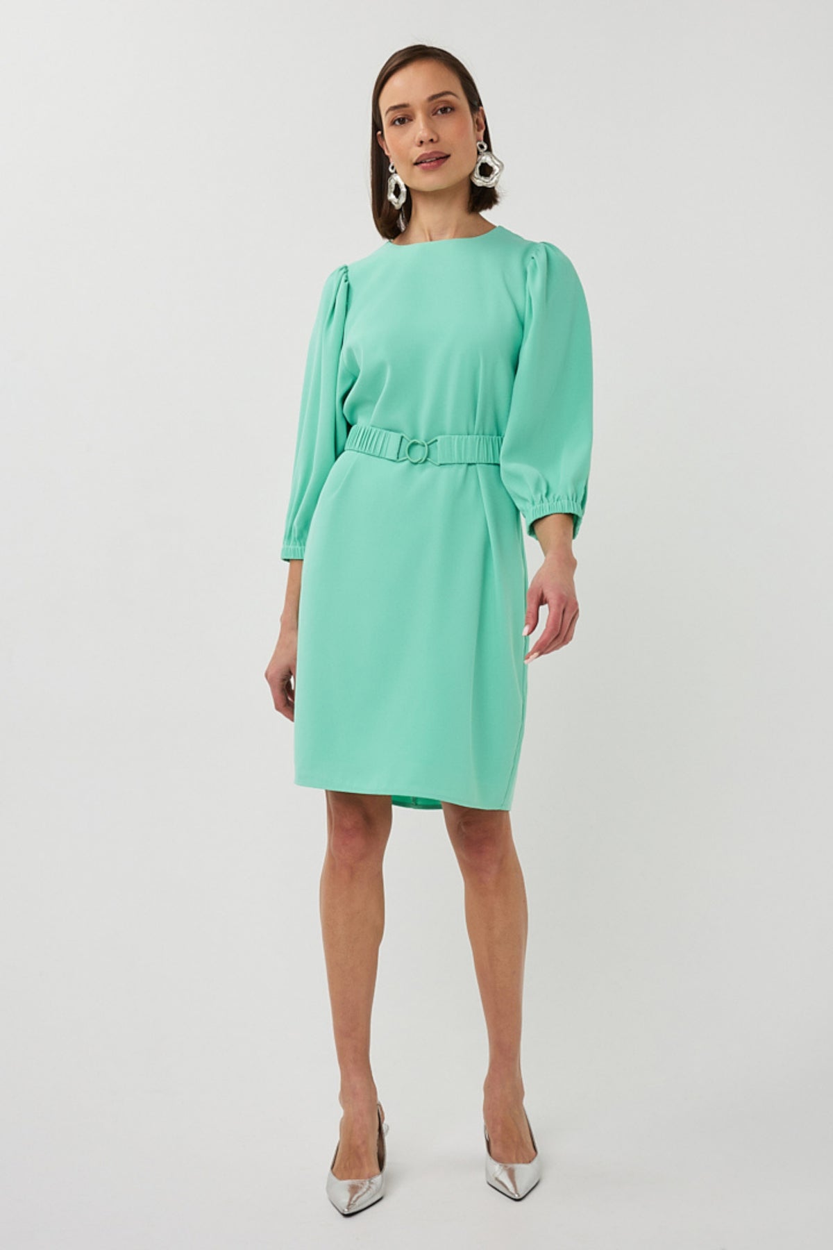Mintgroene crepe jurk van EsQualo met korte mouwen en een elegante pasvorm, ideaal voor stijlvolle gelegenheden.