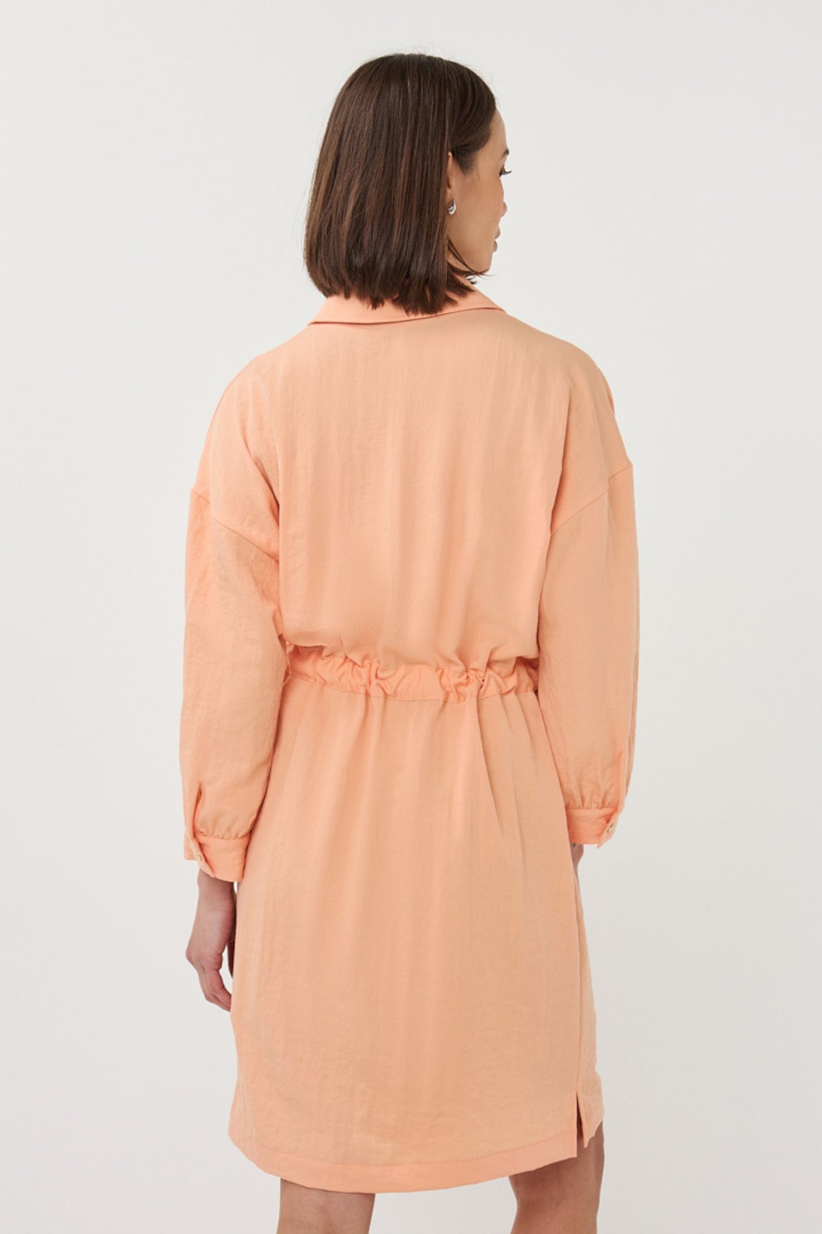 Elegante EsQualo jurk Fine Crinkle Bellini SP26.10036 met glanzende crinkle-stof en een sierlijke pasvorm.