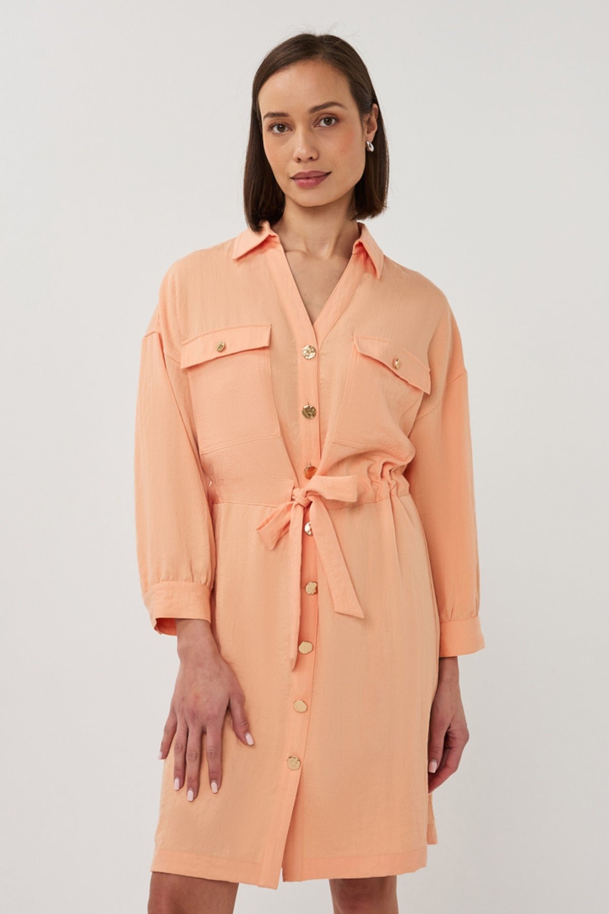 Elegante EsQualo jurk Fine Crinkle Bellini met crinkle stof en vloeiende pasvorm, geschikt voor feestelijke gelegenheden.