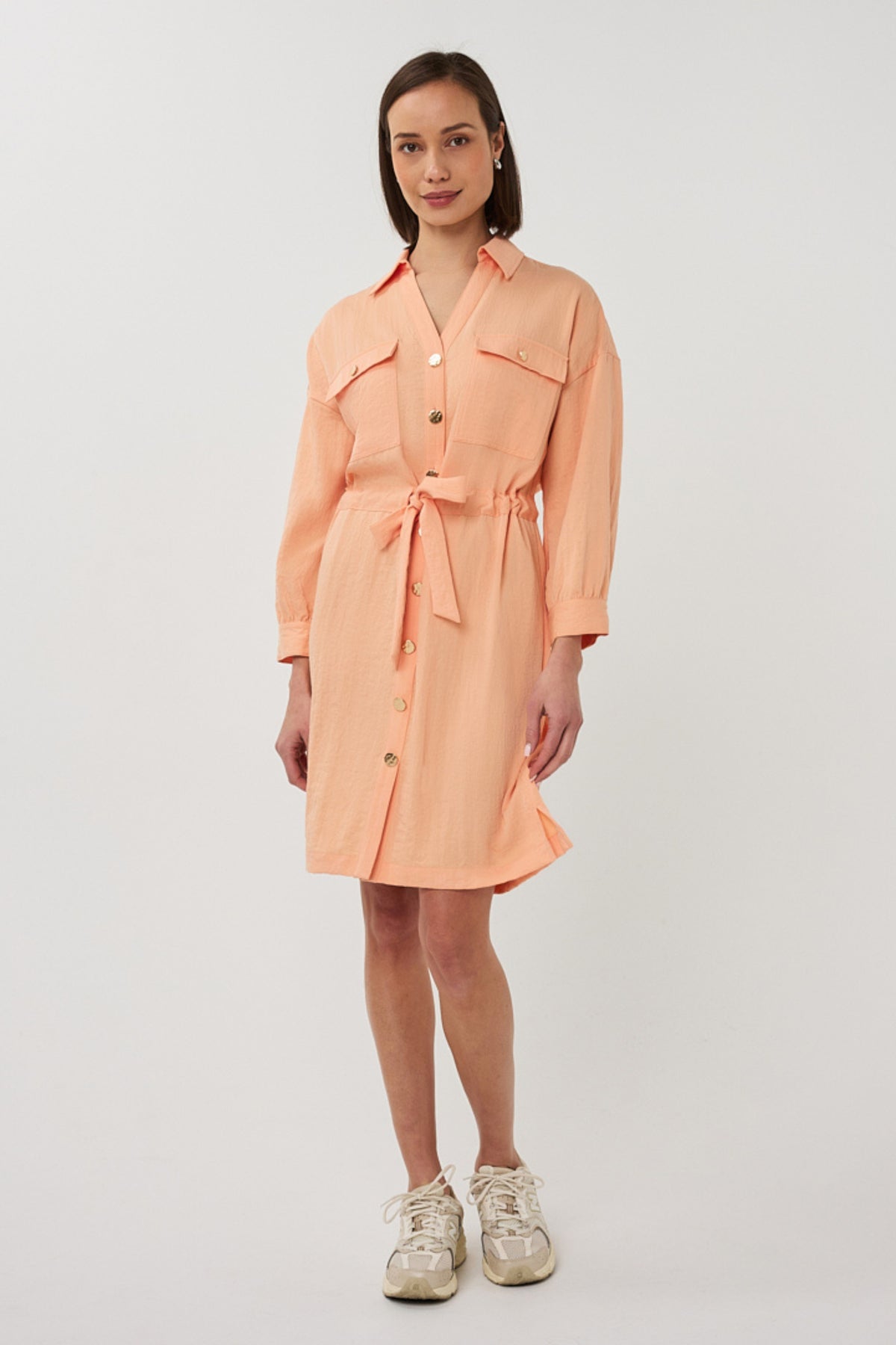 Elegante EsQualo jurk Fine Crinkle Bellini met fijne crinkle stof en vloeiende pasvorm, geschikt voor formele gelegenheden.