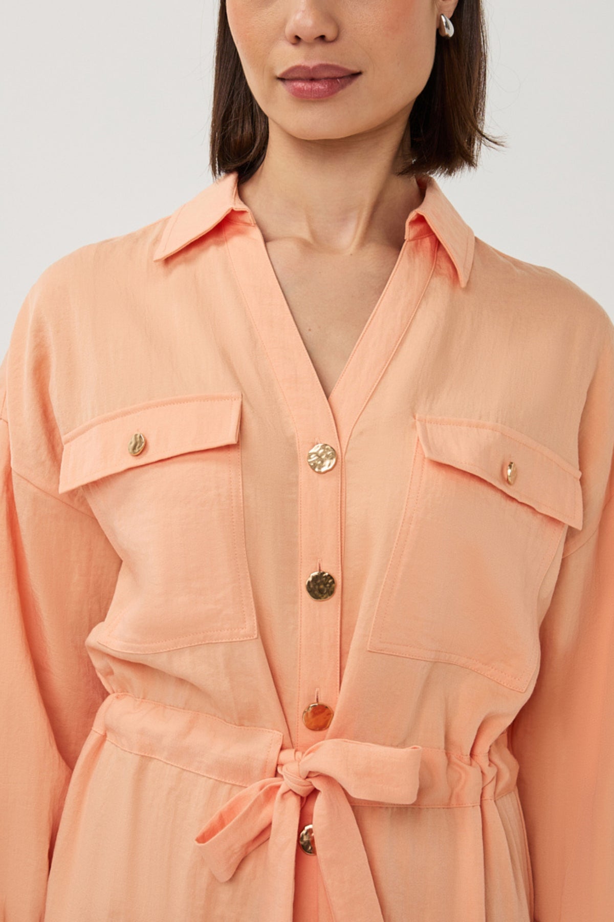 Elegante EsQualo jurk Fine Crinkle Bellini met subtiele textuur en valling, perfect voor speciale gelegenheden.