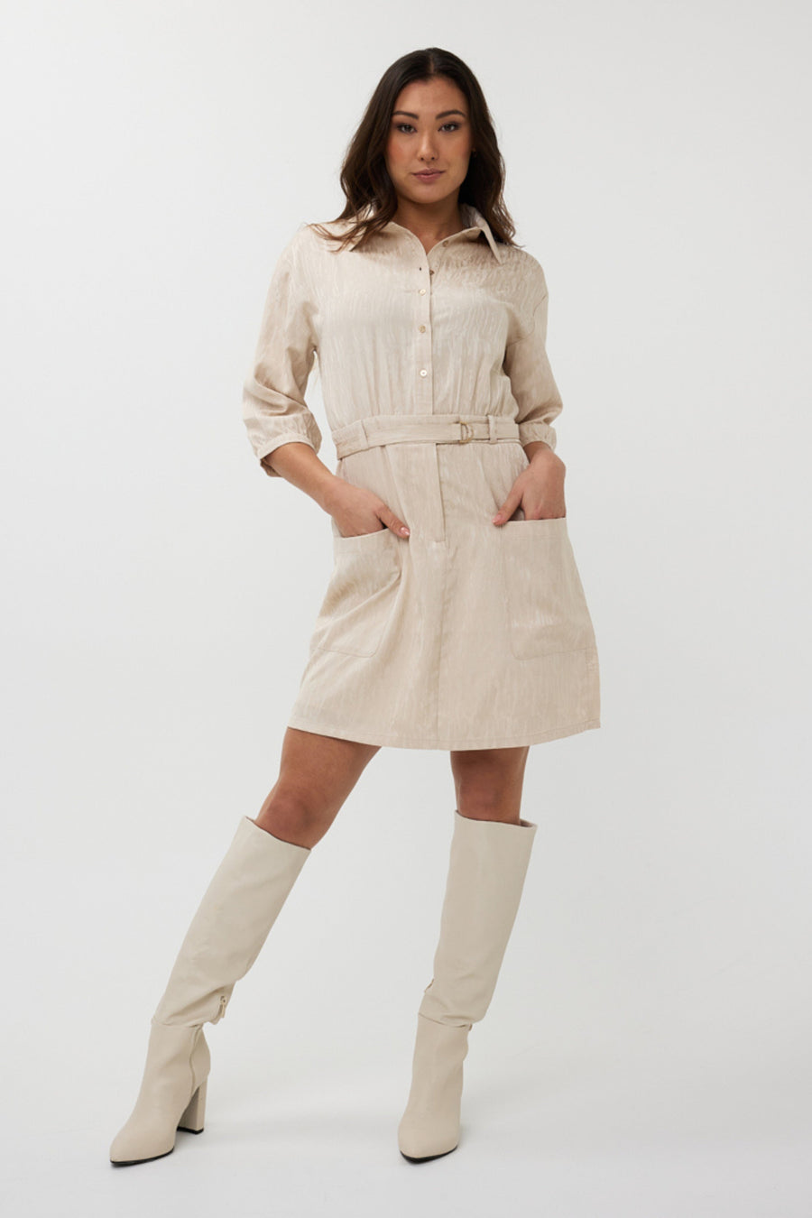 EsQualo Jacquard Sand jurk SP25.14028 met gedetailleerd patroon en elegante pasvorm, geschikt voor speciale gelegenheden.