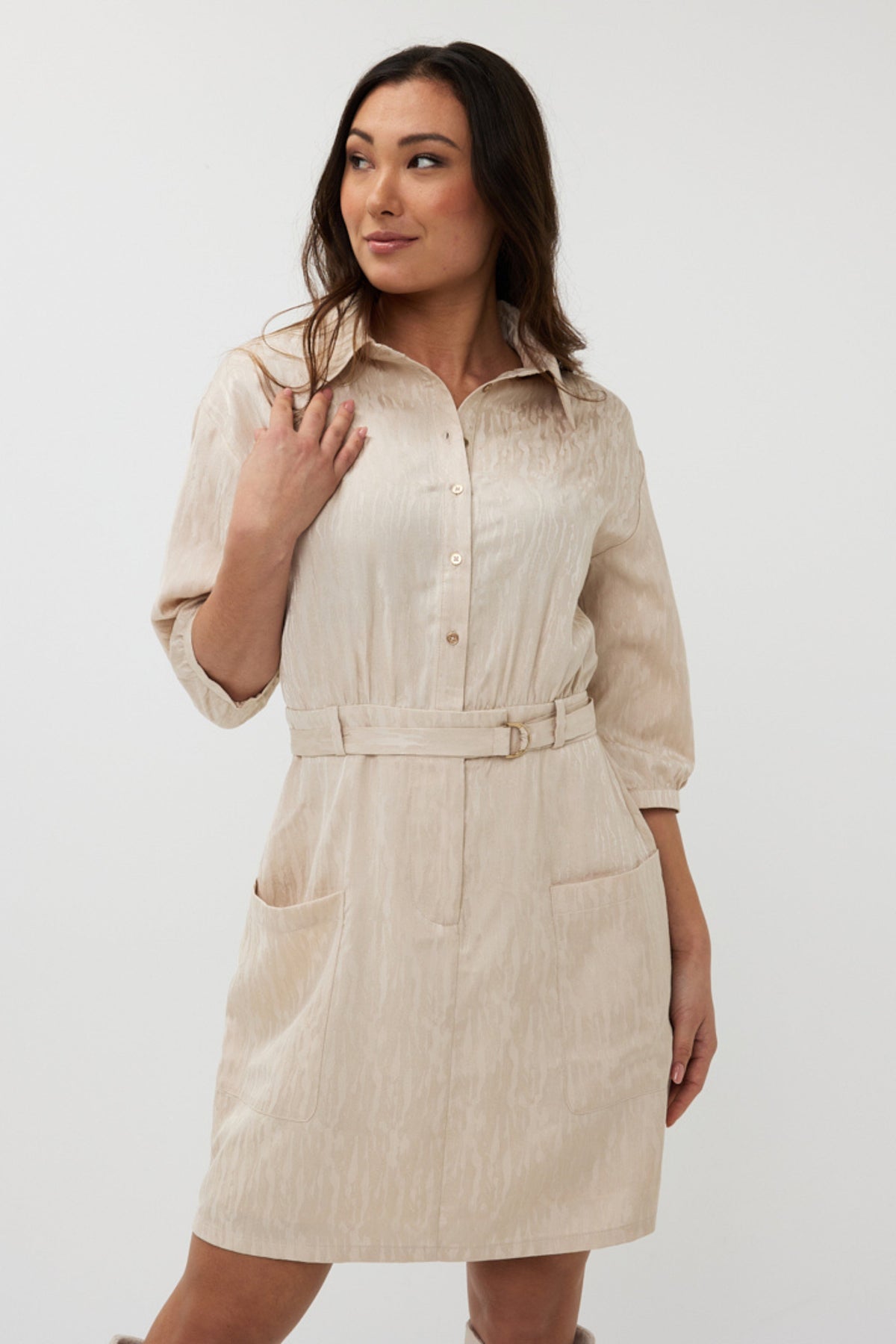 EsQualo Jacquard Sand jurk met elegante patroon en ronde hals, geschikt voor feestelijke gelegenheden.