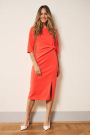 EsQualo jurk Knot in Chili Red met elegante knoopdetails en vloeiende pasvorm, perfect voor stijlvolle gelegenheden.