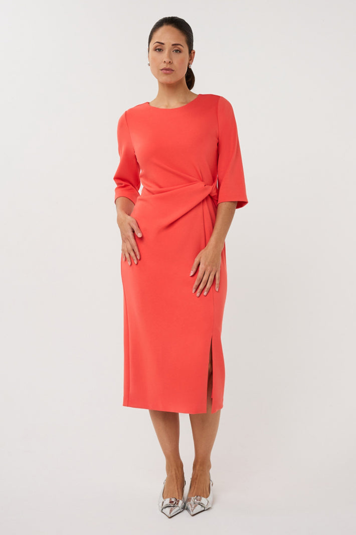 EsQualo jurk Knot in chili rood met knoopdetail, modieus en elegant, zichtbaar op de afbeelding.