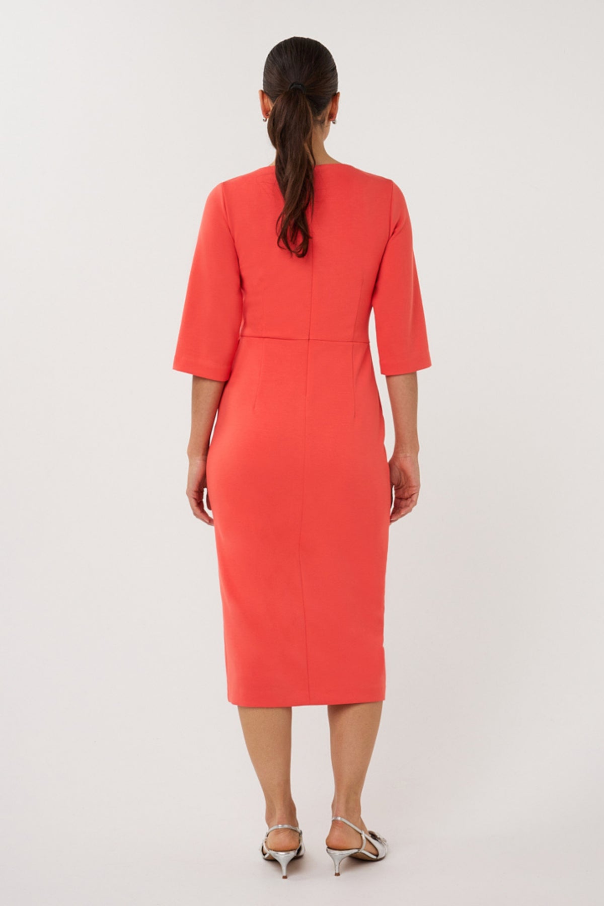 EsQualo knot jurk in chili rood met elegante snit en korte mouwen, perfect voor een stijlvolle uitstraling.