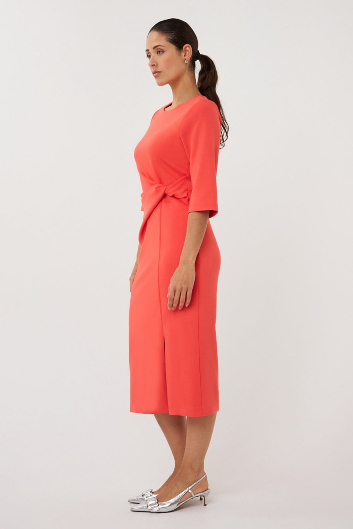 EsQualo jurk Knot in Chili Red, getailleerd model met knoopdetail en korte mouwen, perfect voor zomerse gelegenheden