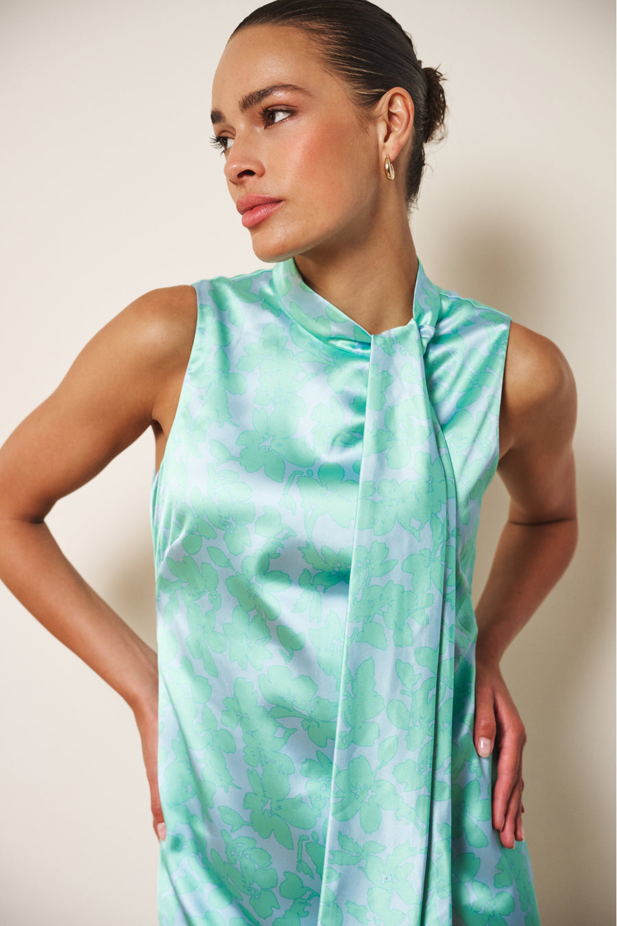 EsQualo jurk met knoopdetail en daylight print, elegante zomerjurk met kleurrijk patroon en comfortabele pasvorm.