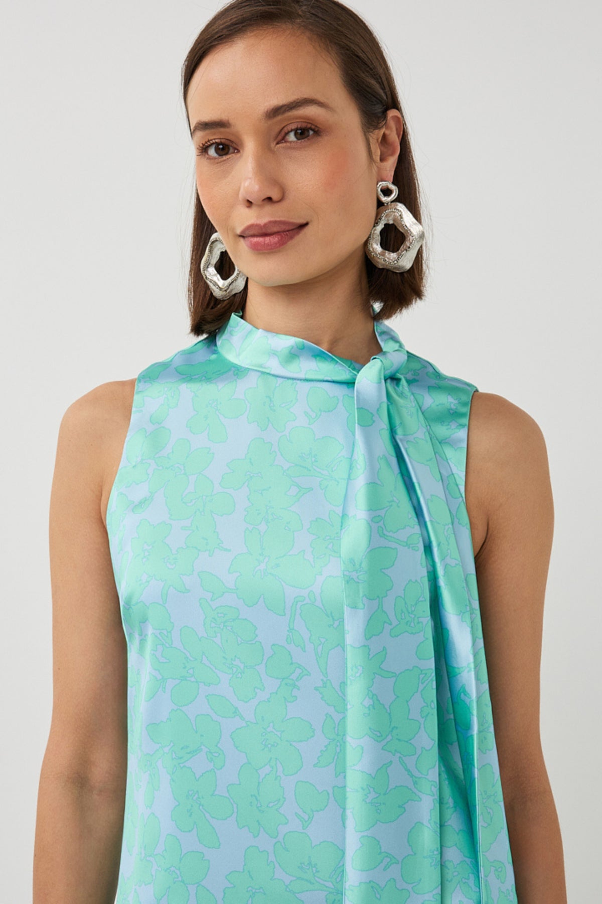 EsQualo jurk met knoopdetail en daylight print, korte mouwen en vloeiende stof, geschikt voor zomerse dagen.