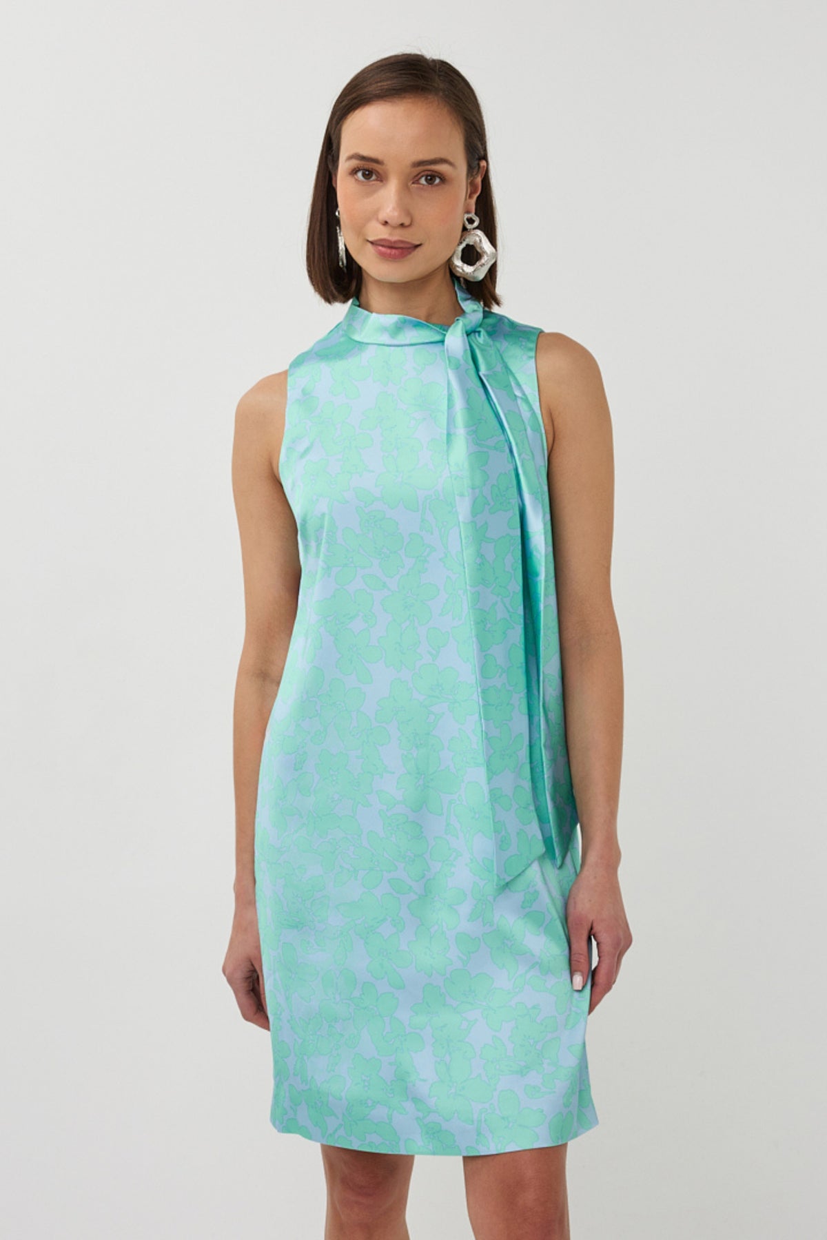 EsQualo jurk met knoopdetail en daylight print, casual en elegant, geschikt voor dagelijks gebruik.