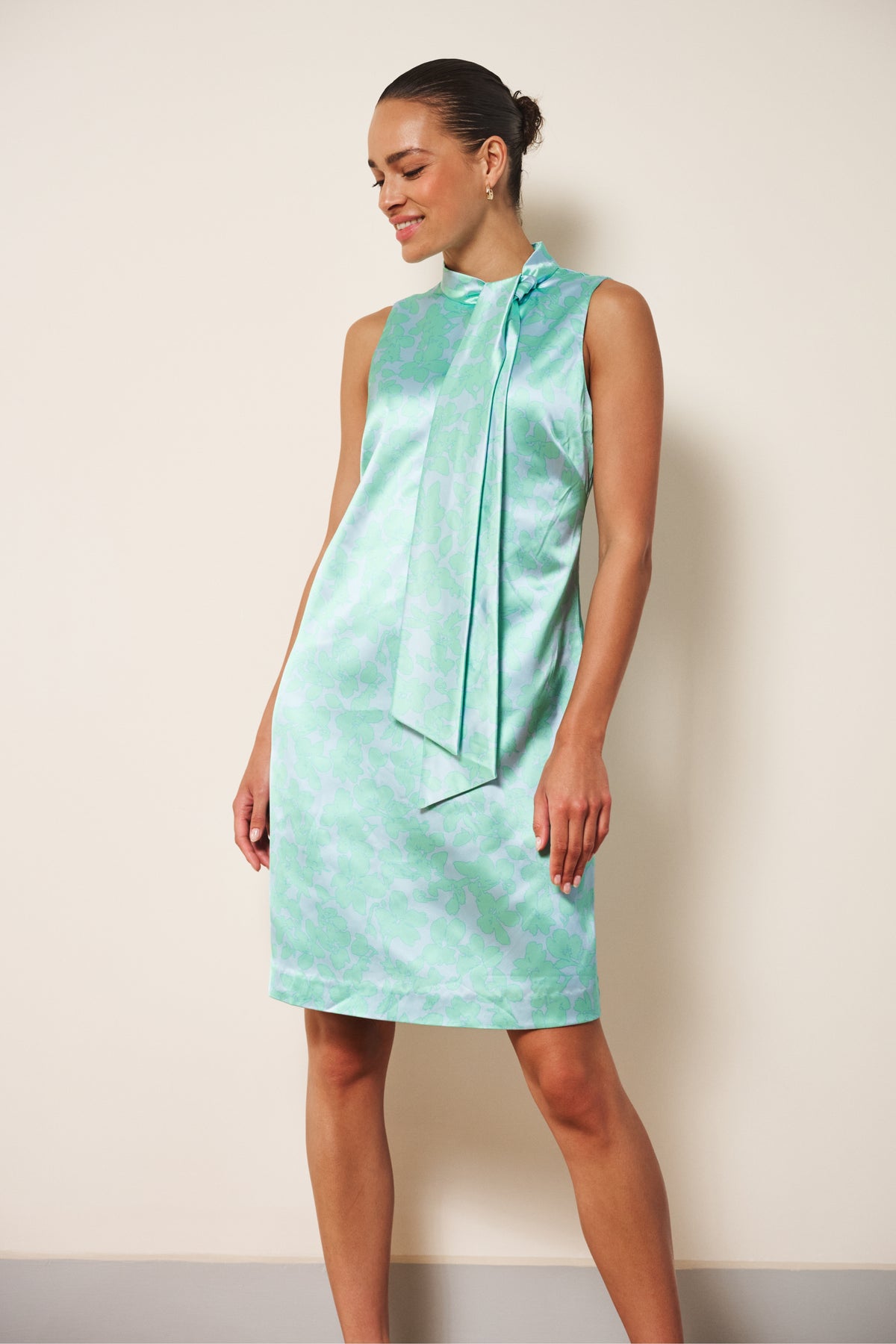 EsQualo jurk met knoopdetail en daylight print, elegante zomerjurk met kleurrijk patroon en comfortabele pasvorm.