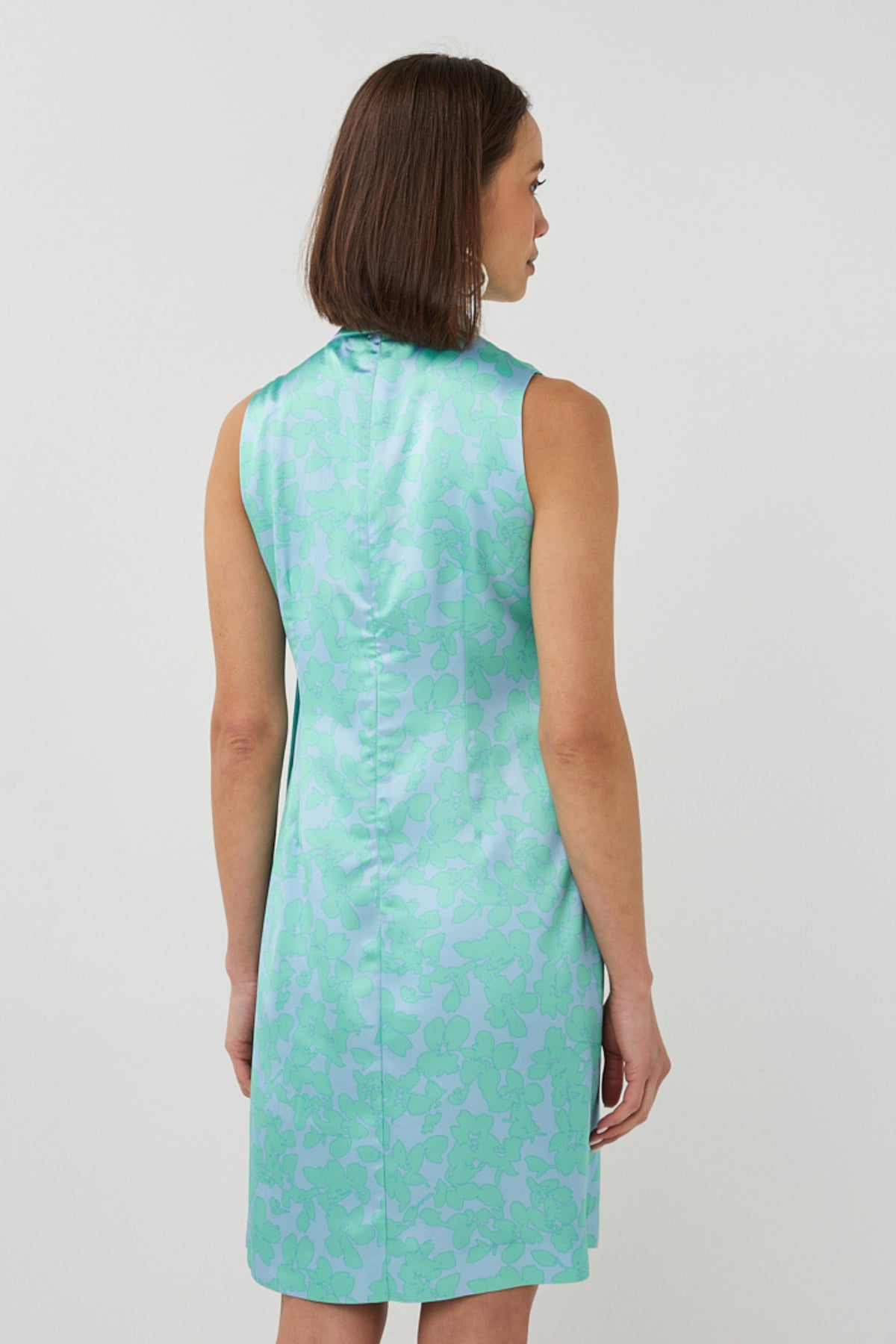 EsQualo jurk met knoopdetail en daylight print, korte mouwen en vloeiende stof voor een casual, stijlvolle uitstraling.