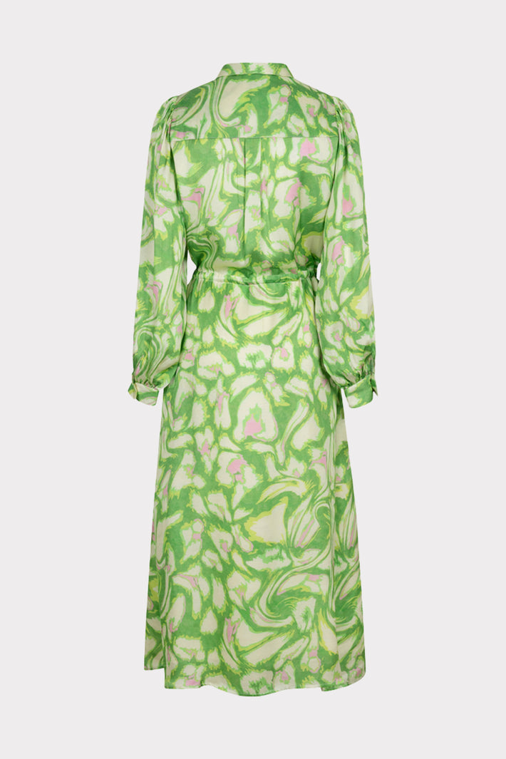 Lange floral jurk van EsQualo, Treasure SP25.15004, met kleurrijke bloemprint en vloeiende stof, gedragen door een model.