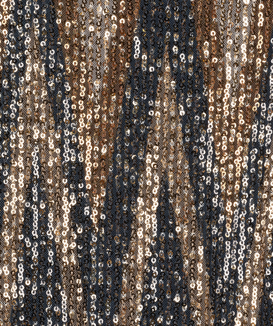 Zilverkleurige EsQualo jurk met sequins en zigzagprint, korte mouw en elegante uitstraling.