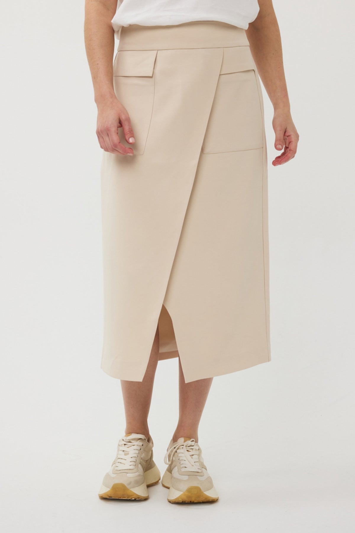 Lange zandkleurige rok van EsQualo uit de Long City collectie, soepel vallend en modieus voor dagelijks gebruik.