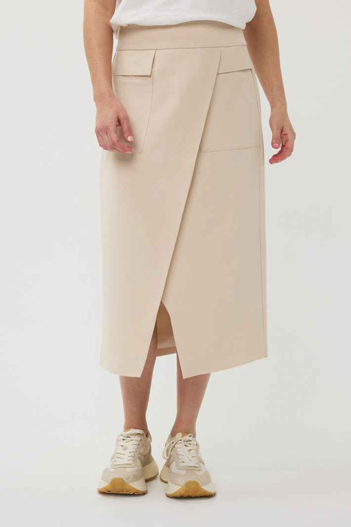Lange zandkleurige rok van EsQualo uit de Long City collectie, soepel vallend en modieus voor dagelijks gebruik.