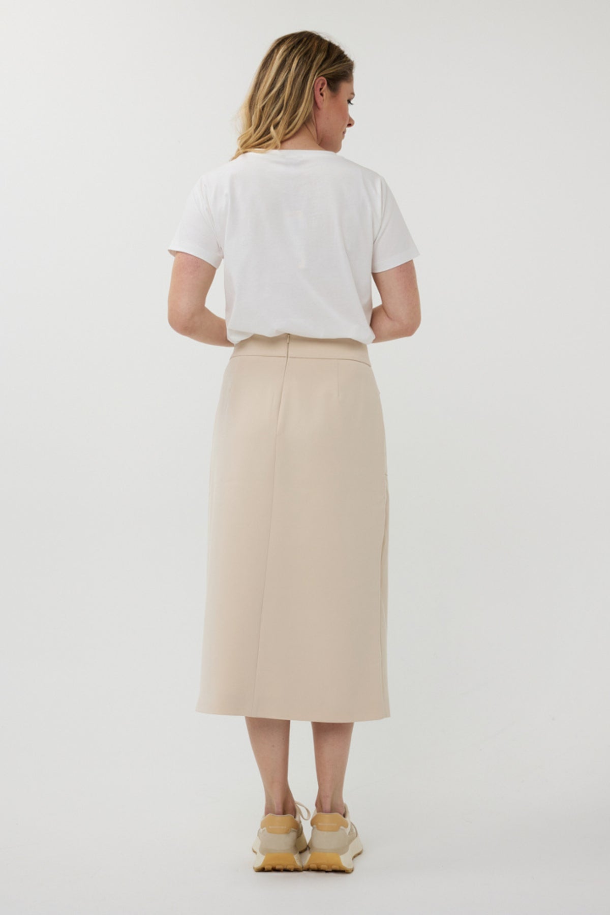 Lange zandkleurige rok van EsQualo met een stedelijk design, perfect voor casual en feestelijke gelegenheden.