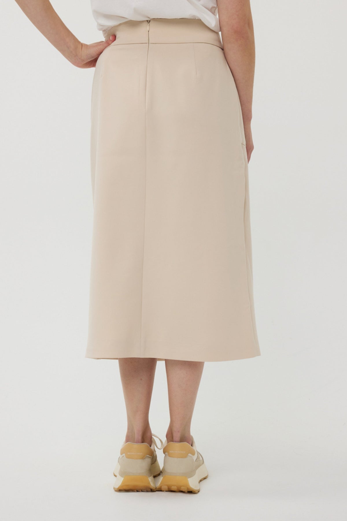 Lange zandkleurige rok van EsQualo met stadsprint, geschikt voor casual en stijlvolle outfits.