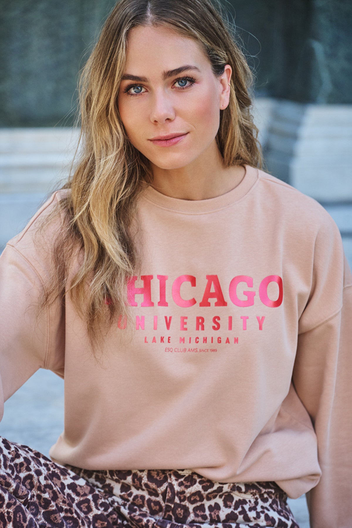 Lichtbruine EsQualo Sweater Chicago Sand SP26.05018 met zachte stof en casual pasvorm, zichtbaar op de afbeelding.