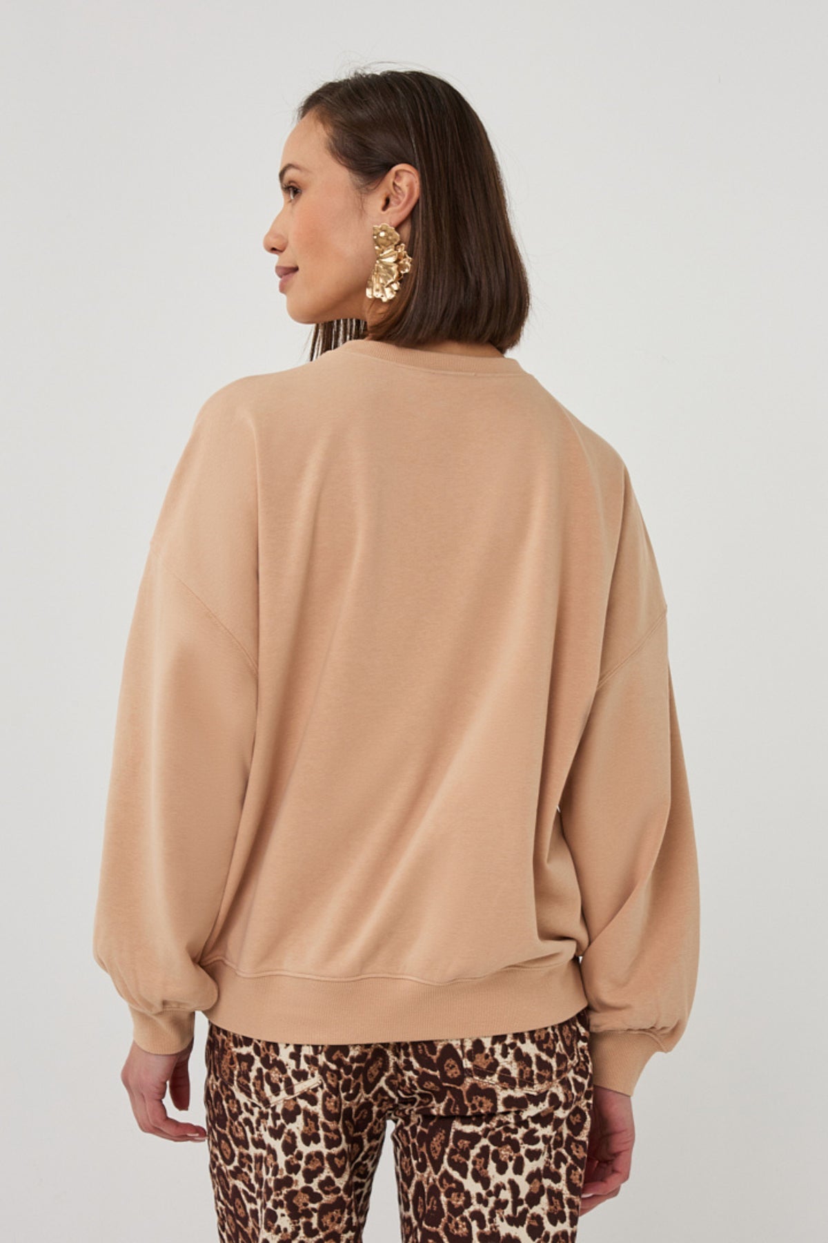 EsQualo sweater Chicago Sand SP26.05018 met ronde hals, zachte stof en casual pasvorm, in zandkleur.