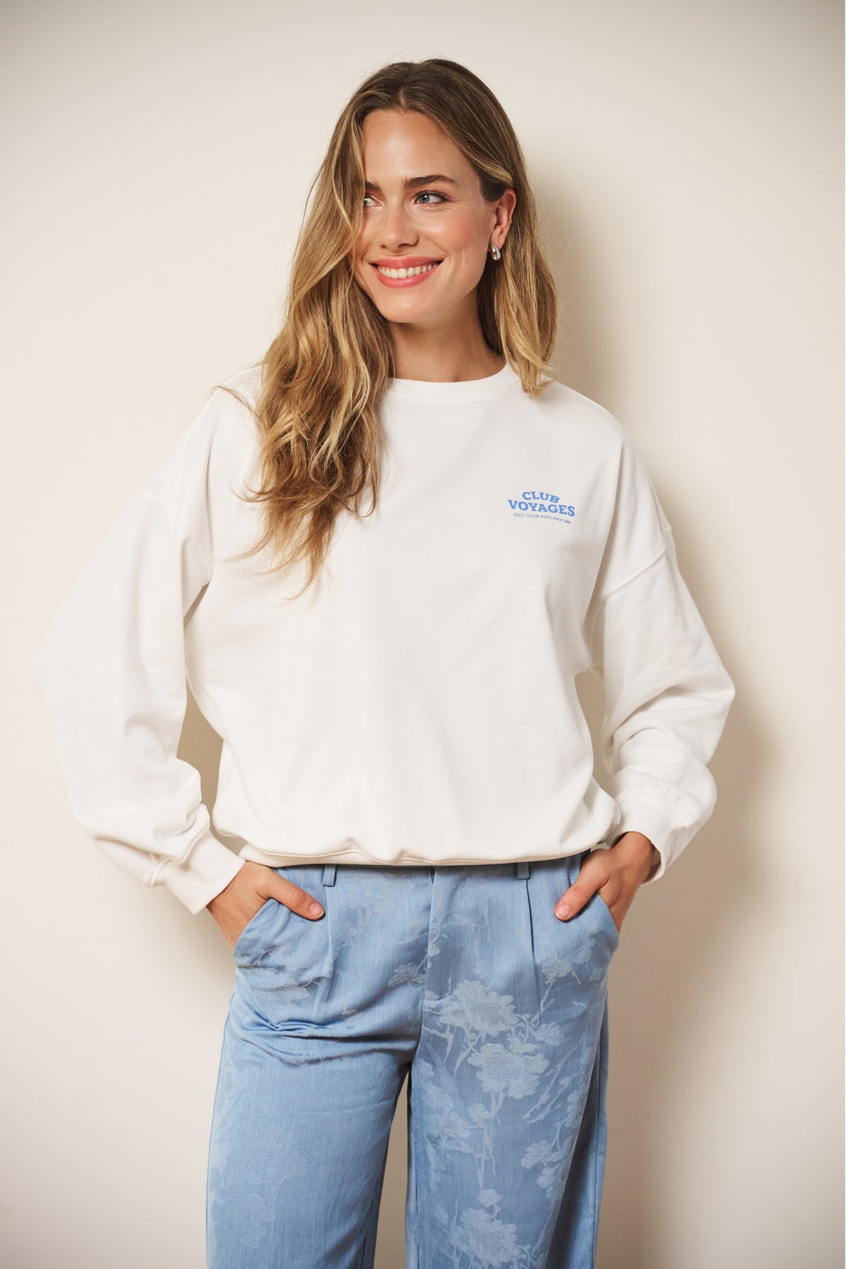EsQualo sweater Cities in offwhite en blauw, comfortabele trui met stadsprint en ronde hals, casual en stijlvol voor dagelijks gebruik.