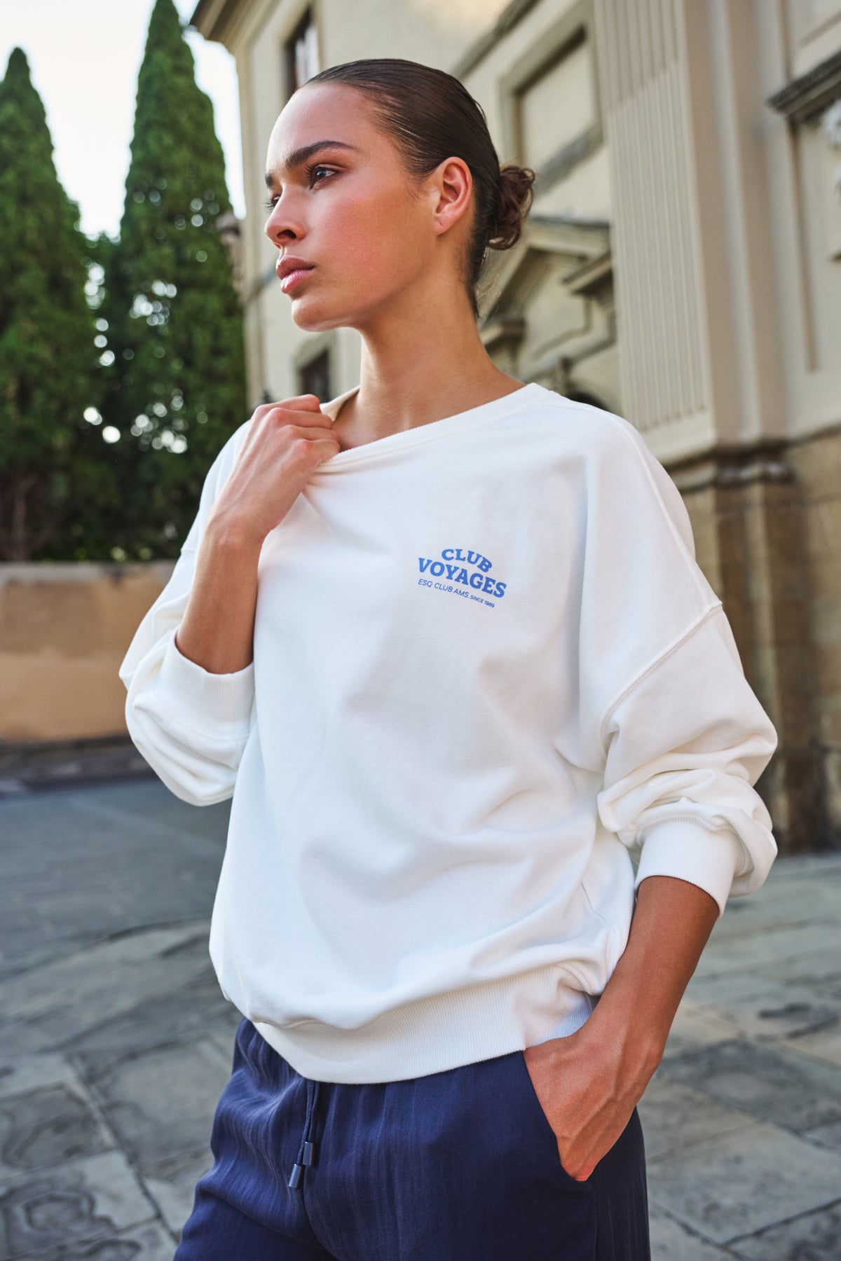 EsQualo sweater Cities in offwhite en blauw, zachte katoen, met geometrische print en ronde hals, voor dames.