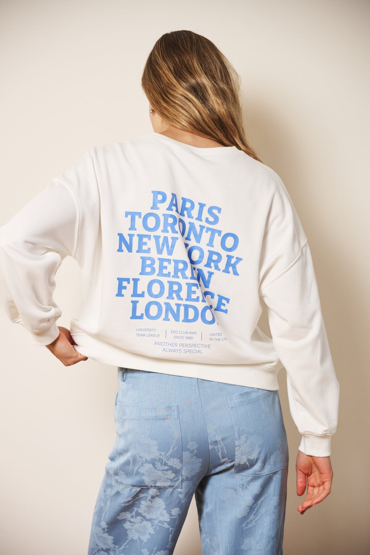 EsQualo sweater Cities in offwhite en blauw, comfortabele katoenen trui met stadsprint, casual en stijlvol voor dagelijks gebruik