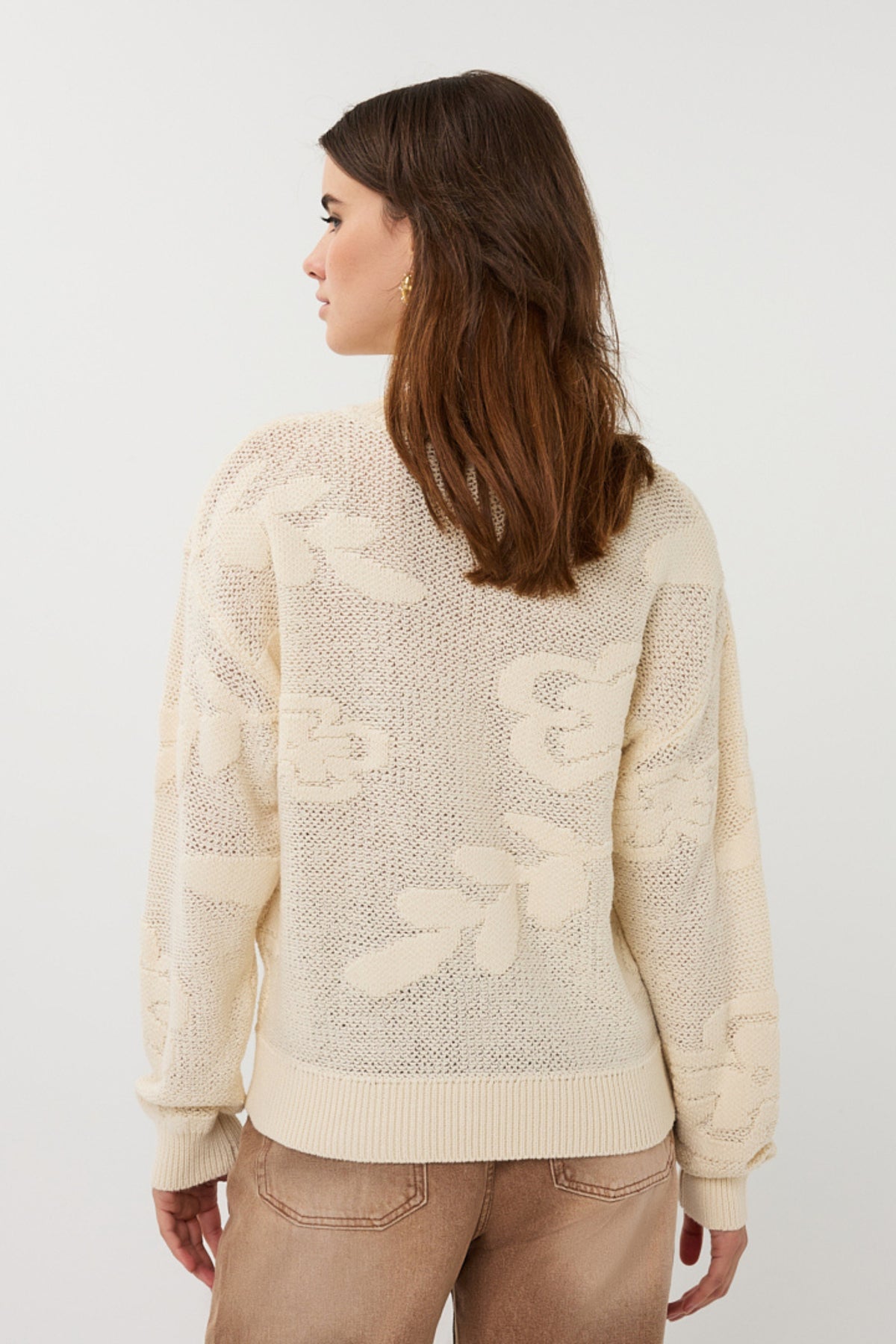 Lichte, gebreide EsQualo Sweater Fancy Daisy in natuurlijke tinten, met bloemenpatroon en comfortabele pasvorm.