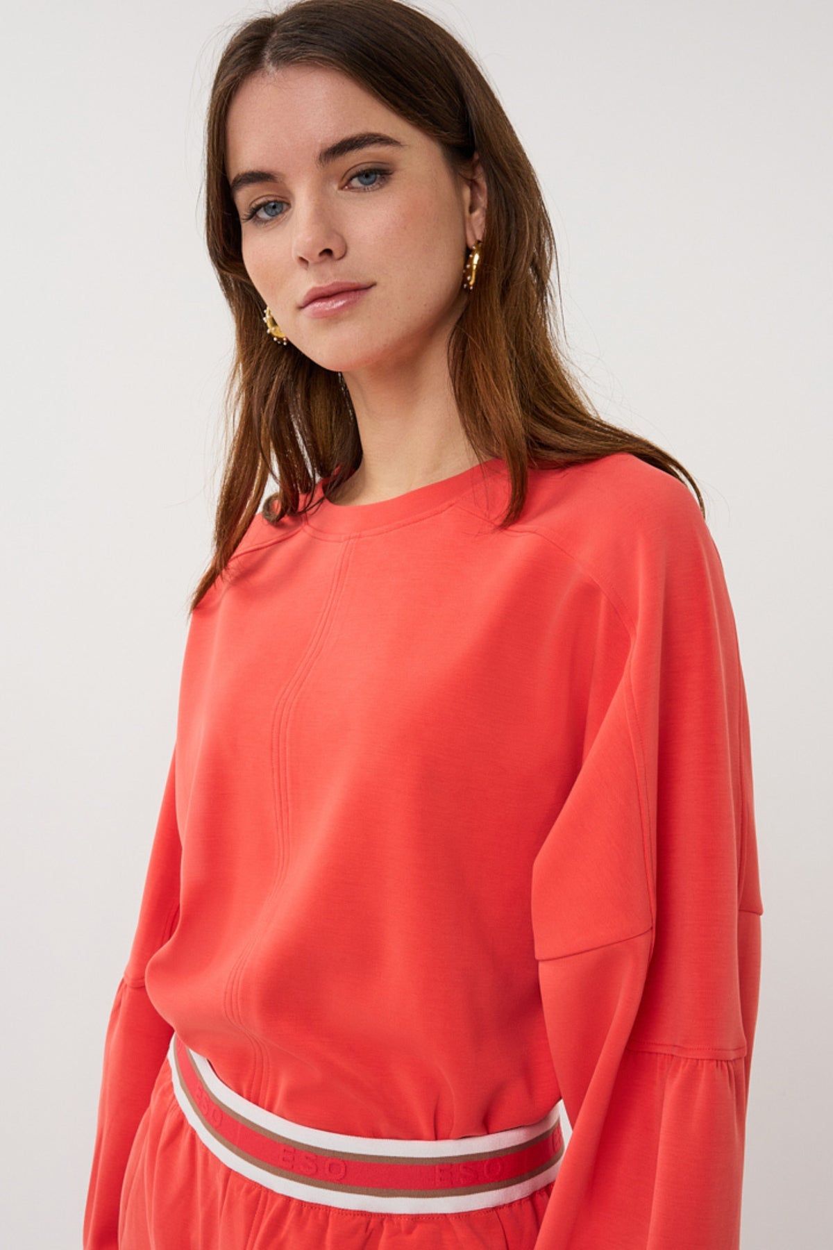 EsQualo Fancy Slve Modal sweater in chili rood met stijlvolle pasvorm en zachte stof, zichtbaar in de afbeelding.