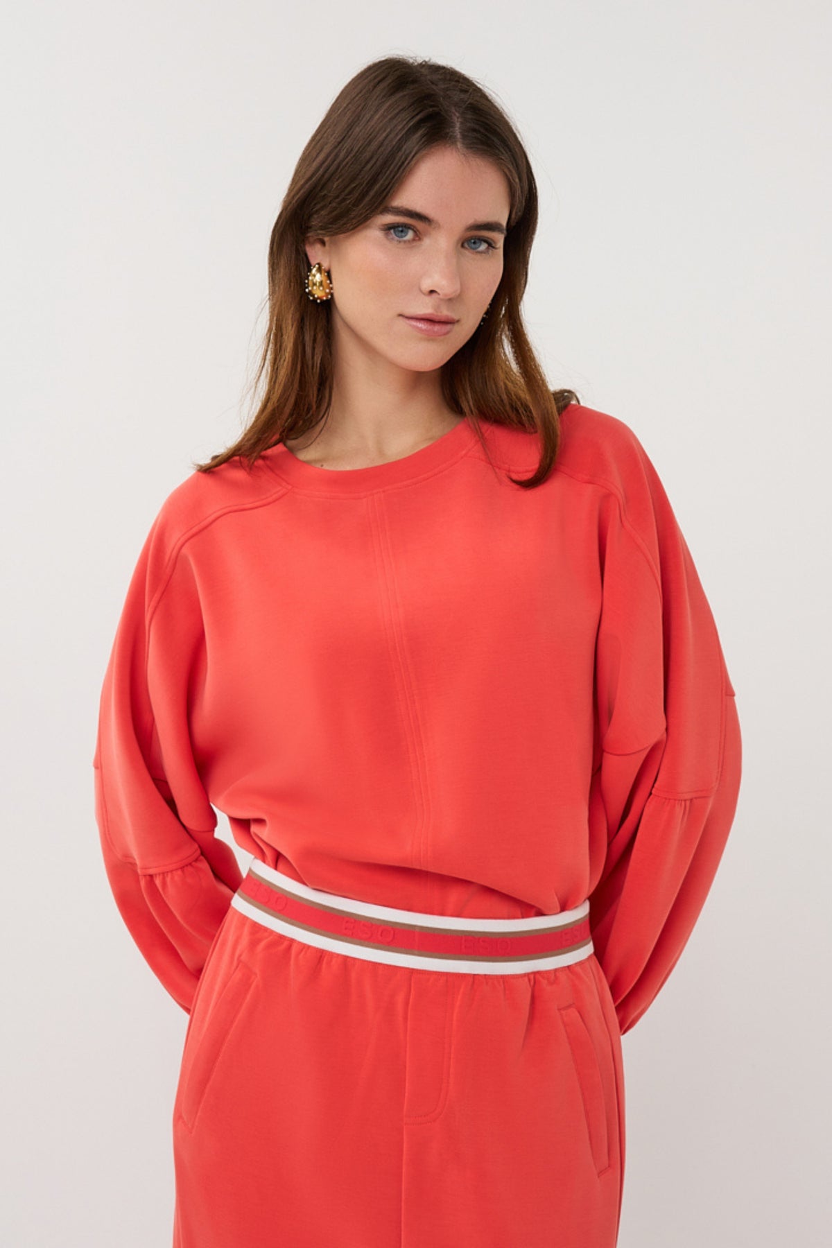 Luxe rode sweater van modal door EsQualo, met een elegante pasvorm en zachte stof, zichtbaar in de afbeelding.