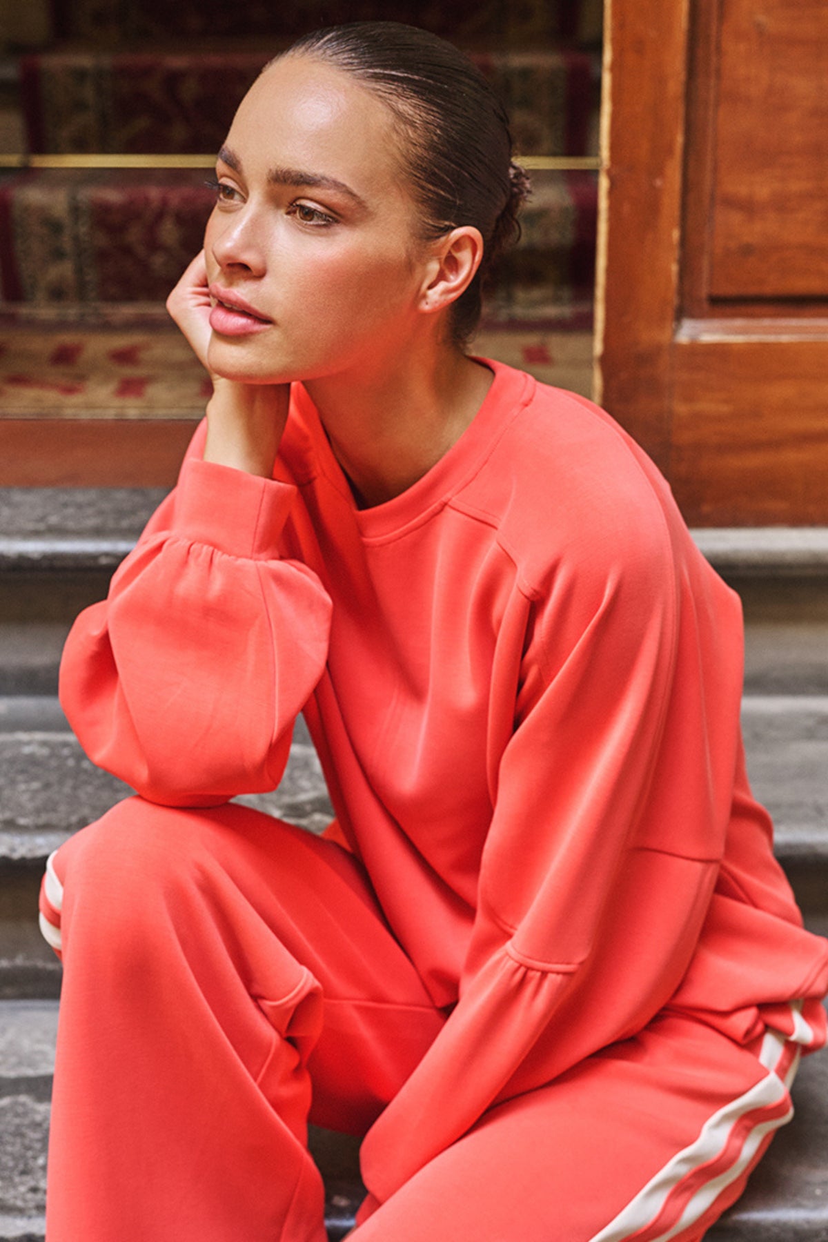 EsQualo Fancy Slve Modal sweater in Chili Red, comfortabel en stijlvol, zichtbaar met ronde hals en zachte stof.