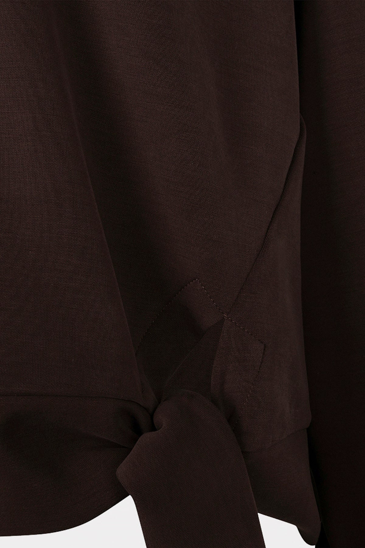 Modieus EsQualo modal sweater met knoopdetail in cacao, comfortabele en zachte trui voor dames.