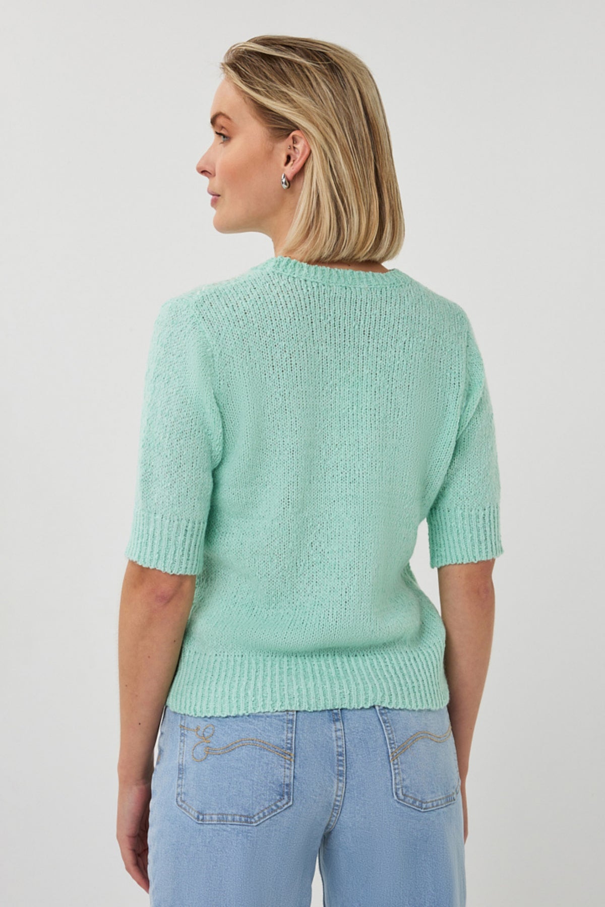 Licht mintgroene sequins sweater van EsQualo, close-up van glanzende details en zachte stof.