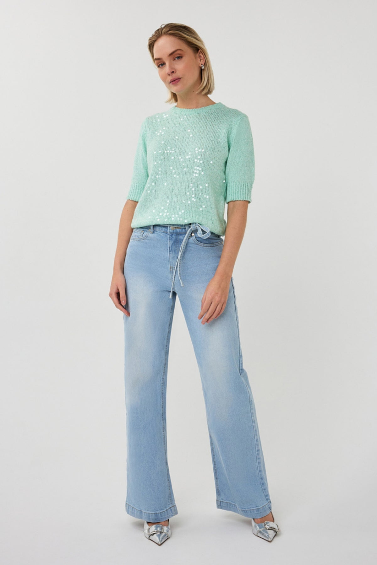 Licht mintgroene EsQualo sweater met glinsterende sequins, korte pasvorm en ronde hals, geschikt voor casual en feestelijke gelegenheden.