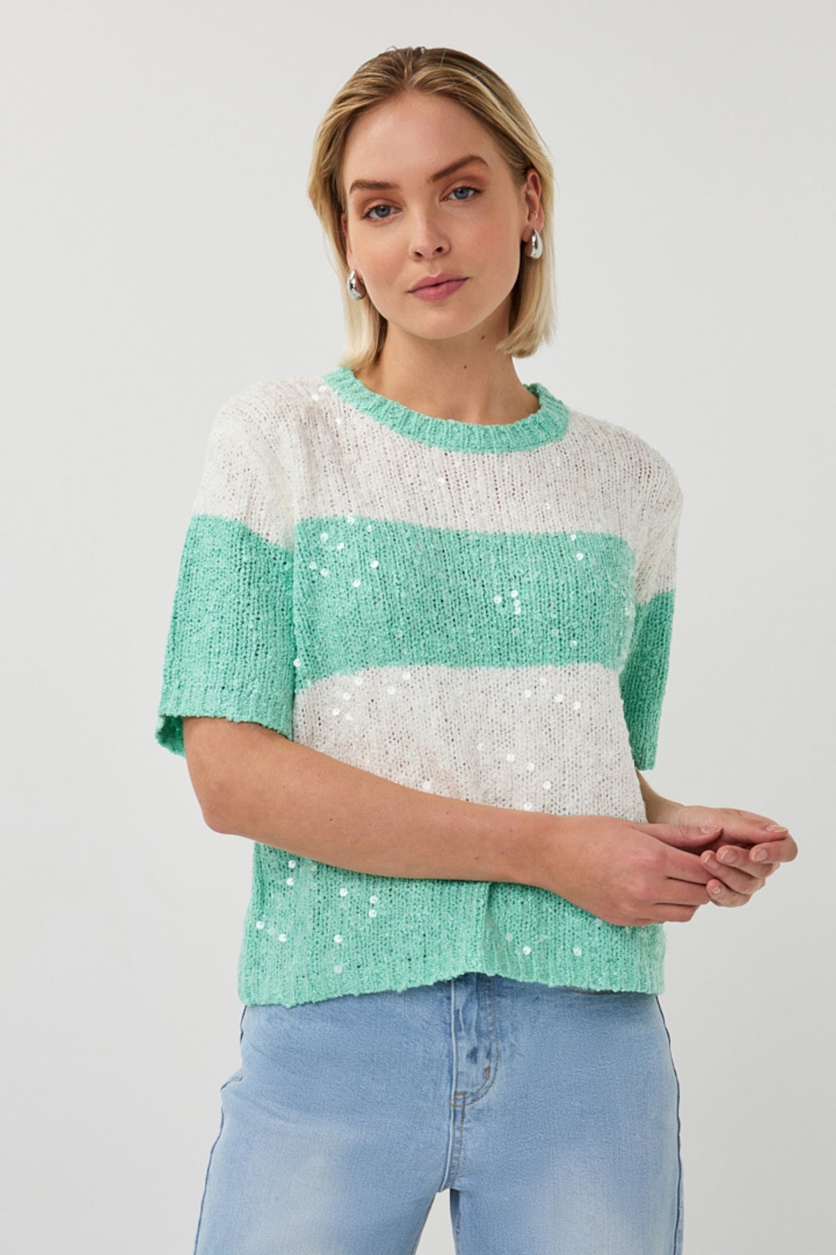 Offwhite en mint gestreepte sequin sweater van EsQualo, comfortabele en stijlvolle damestrui met glanzende details.