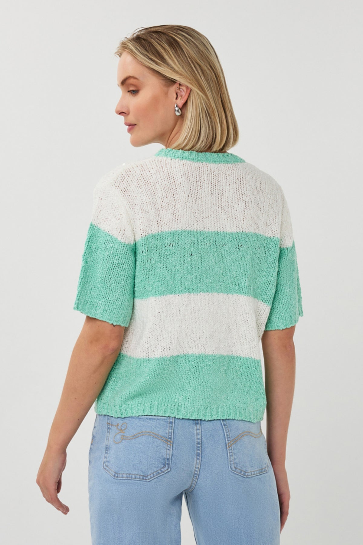 Offwhite en mint gestreepte sweater met glitters van EsQualo, zachte stoffen en elegante uitstraling.