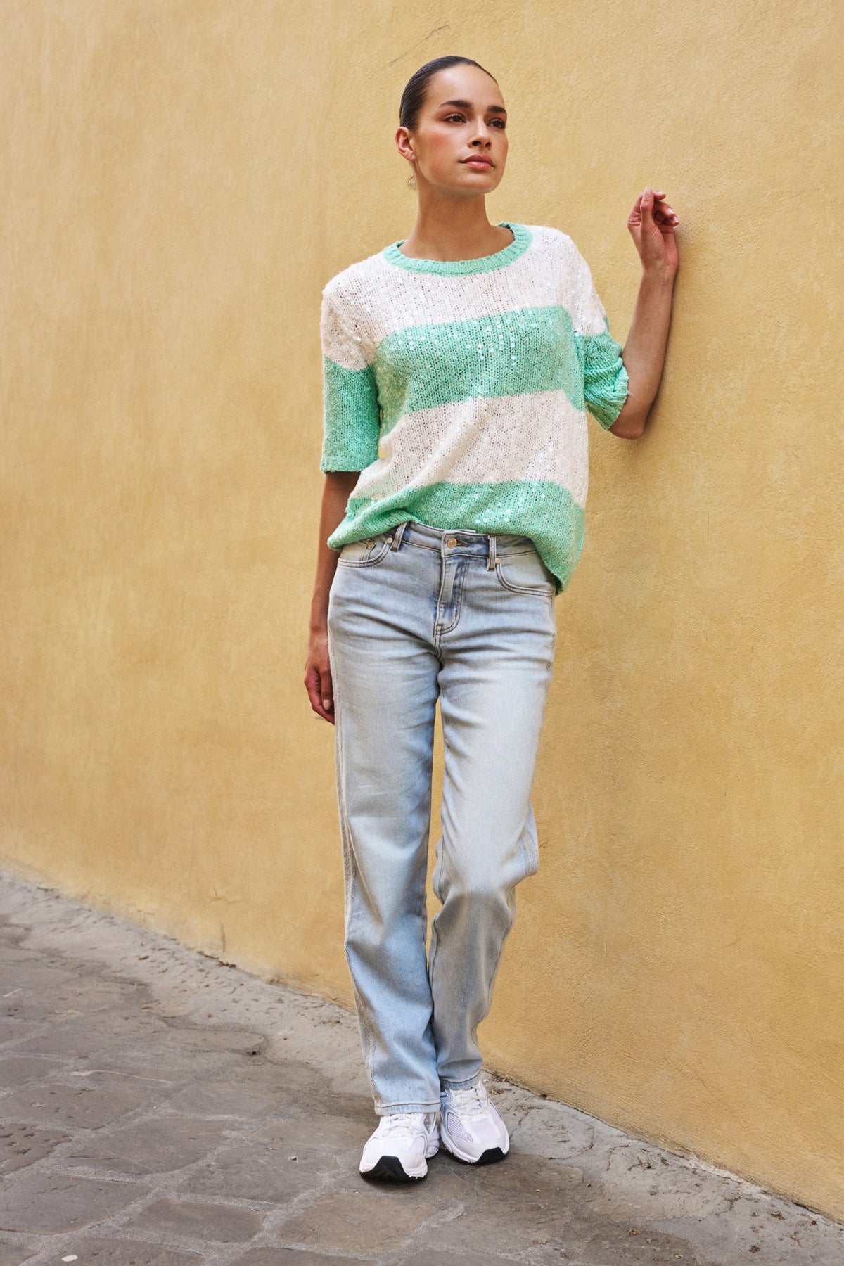 Offwhite en mint gestreepte sweater met sequins van EsQualo, modieus en comfortabel, zichtbaar met strepen en glanzende details.