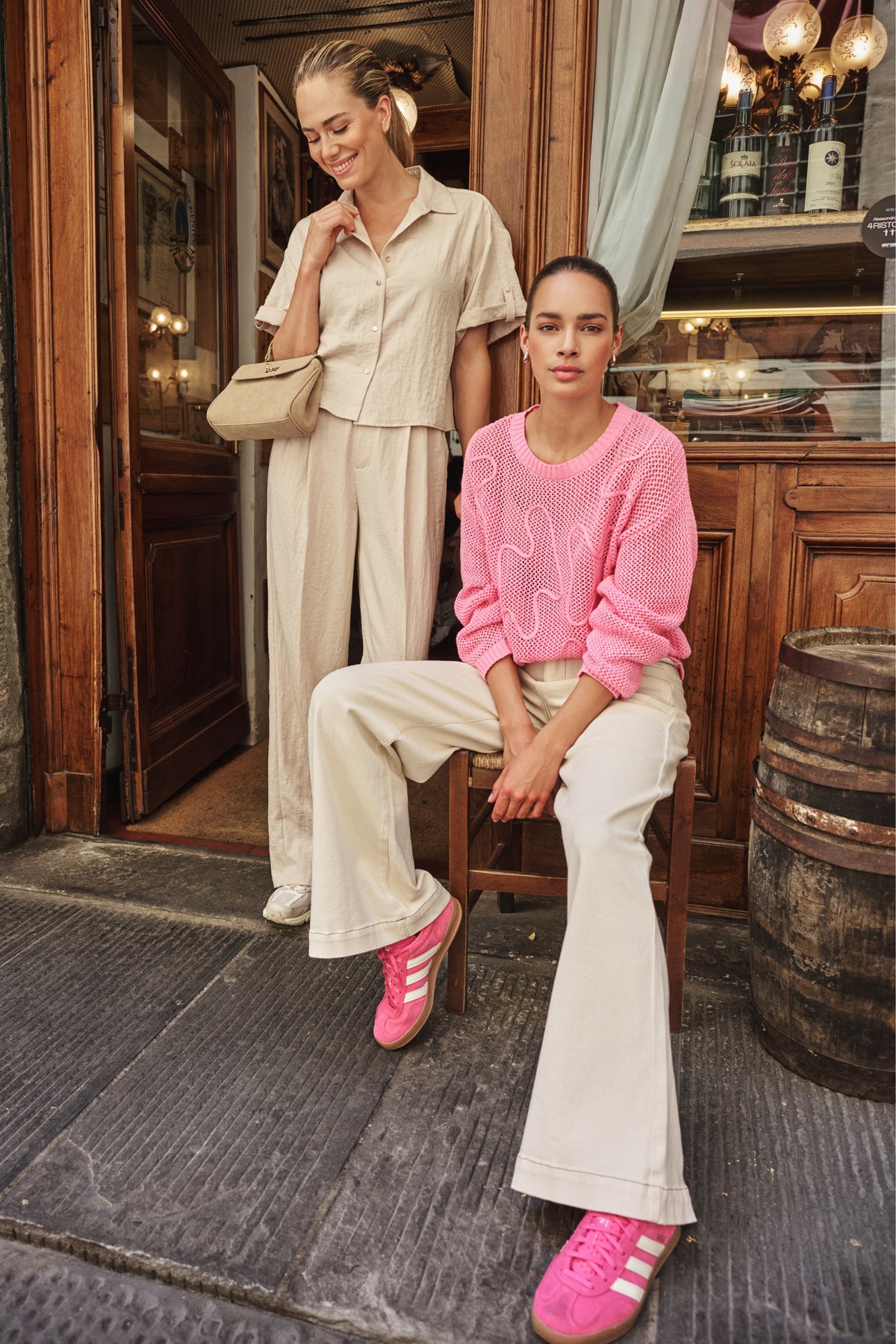 Roze EsQualo sweater Tapes Rose SP26.02032 met gebreide textuur en ronde hals, getoond op model.