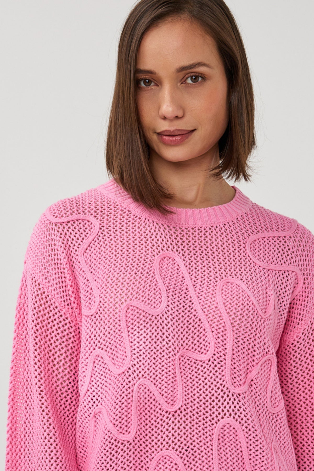 Roze EsQualo sweater Tapes Rose SP26.02032 met gebreide textuur en ronde hals, gedragen door een model.