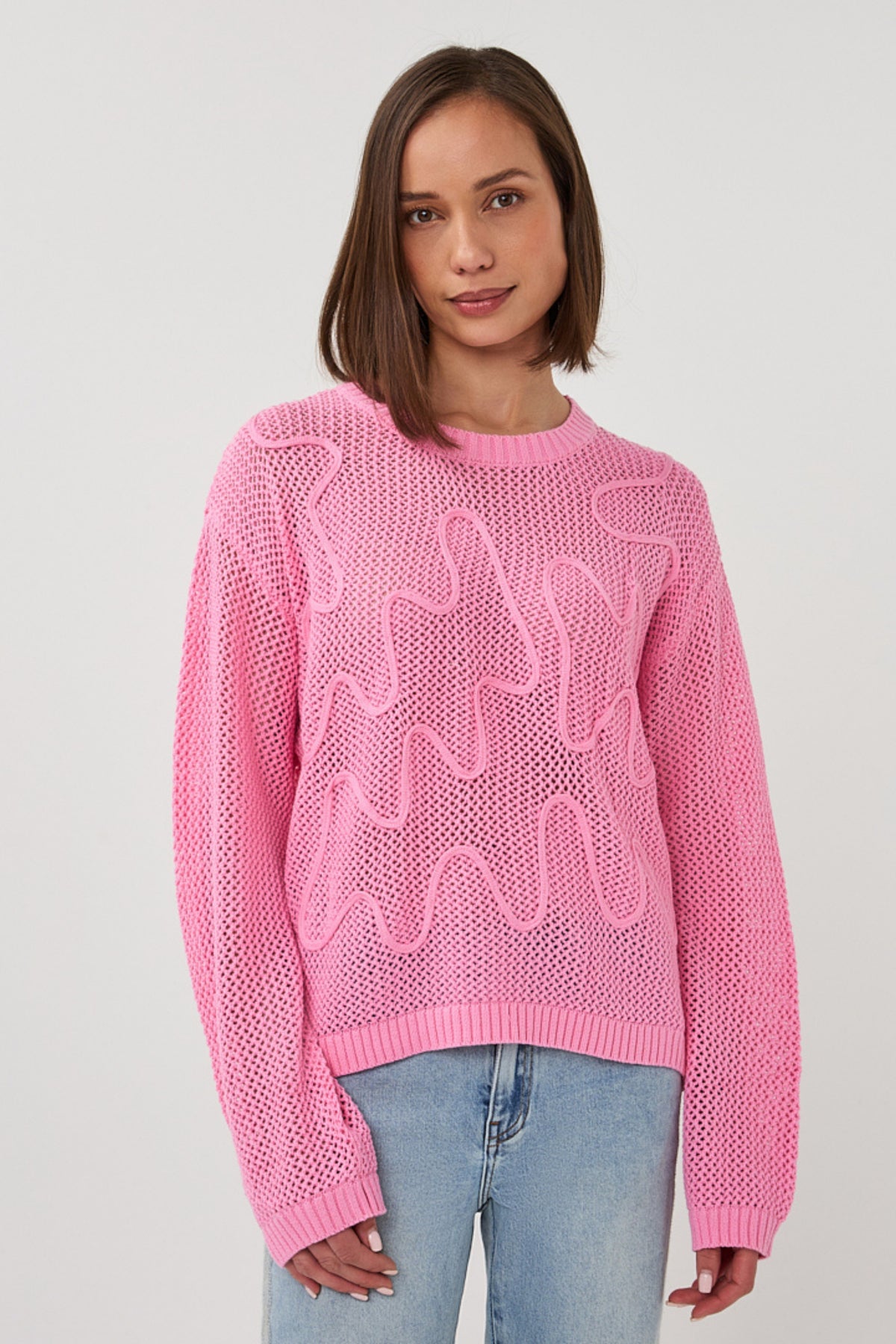 EsQualo Sweater Tapes Rose SP26.02032, roze gebreide trui met ronde hals en lange mouwen, close-up van de textuur en patroon.