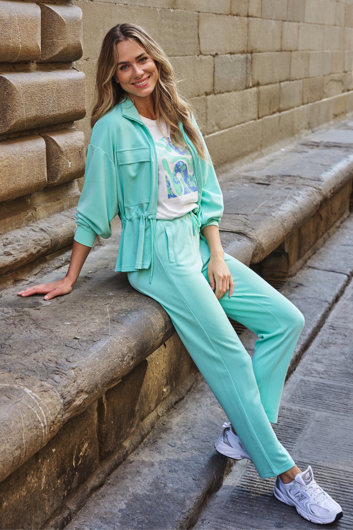 Offwhite mintkleurige T-shirt van EsQualo met Paris-print, casual stijl en comfortabele pasvorm, zichtbaar op de afbeelding.