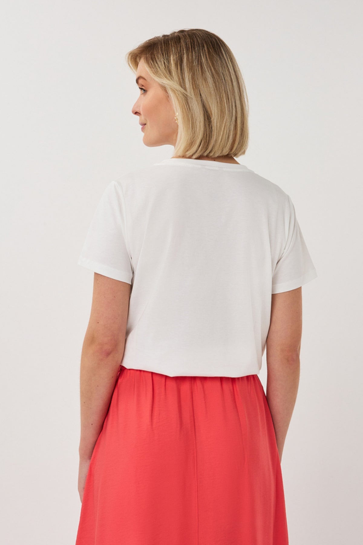 Offwhite en rode EsQualo T-shirt met 'Paris'-druk, casual herenkleding, korte mouwen en comfortabele pasvorm.