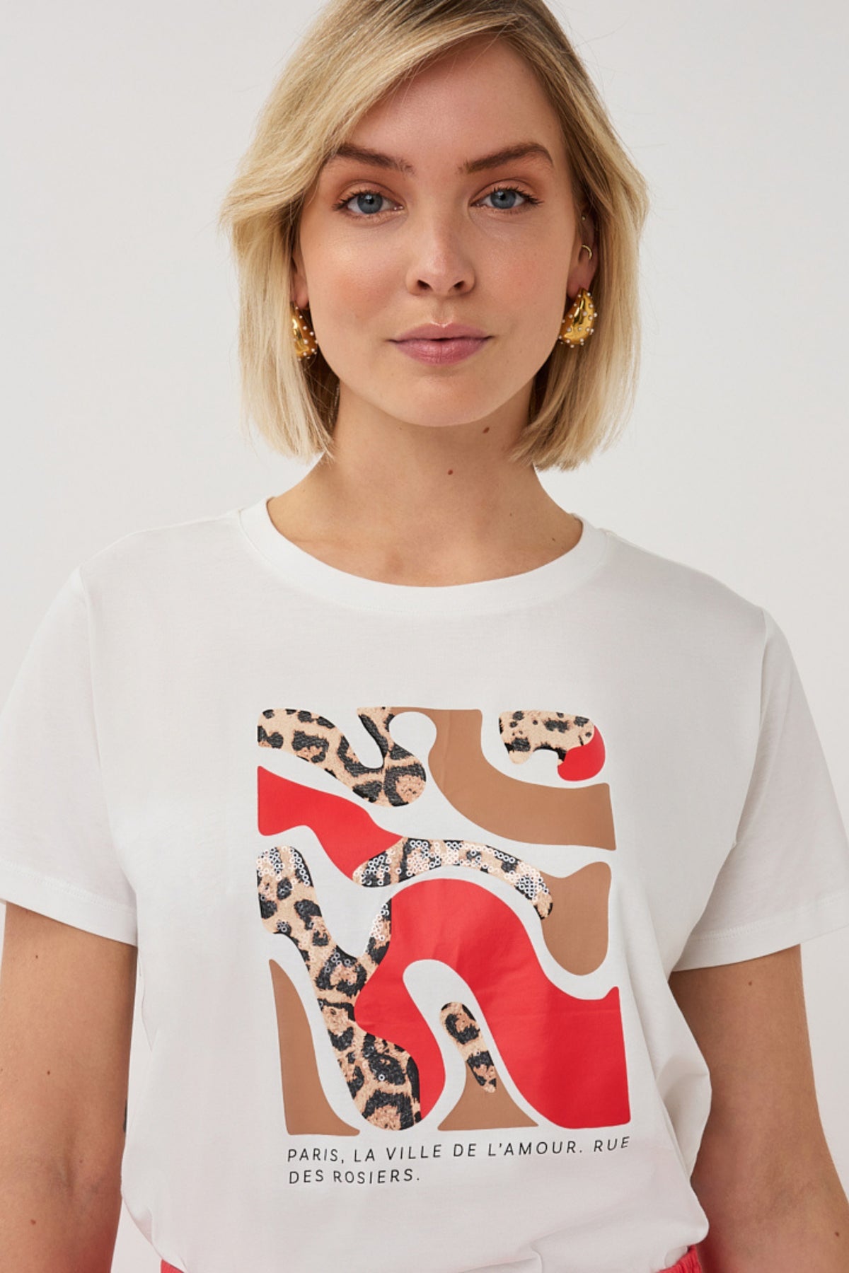 Offwhite en rode EsQualo T-shirt met Parijs-print, casual kledingstuk met korte mouwen en ronde hals.