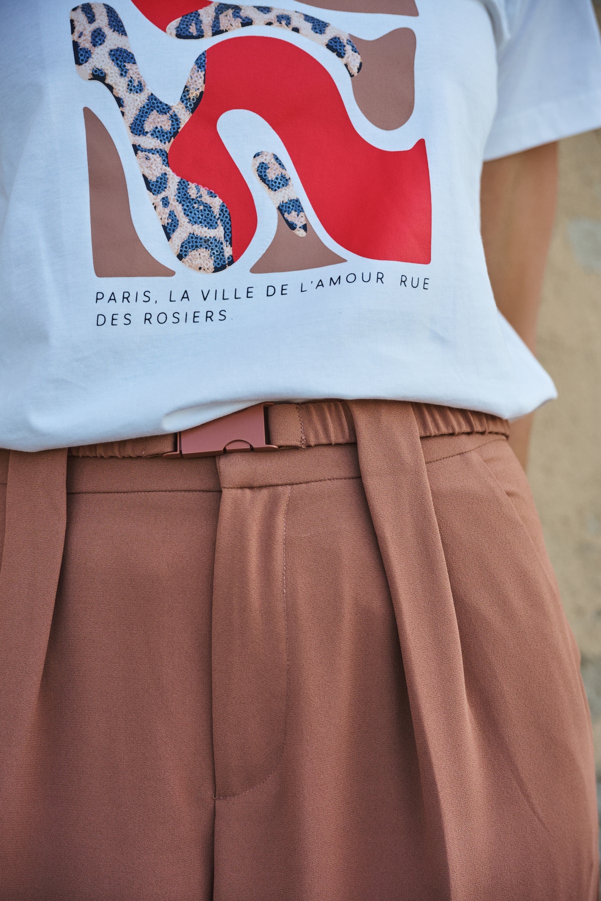 EsQualo T-shirt Paris in offwhite met rode details, casual korte mouwen en comfortabel katoen, modieus en stijlvol voor dagelijks gebruik.