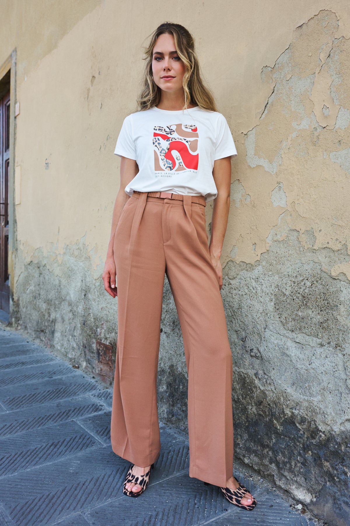 Offwhite en rode EsQualo T-shirt met Parissprint, casual herenkleding, comfortabele katoenen stof, stijlvolle uitstraling