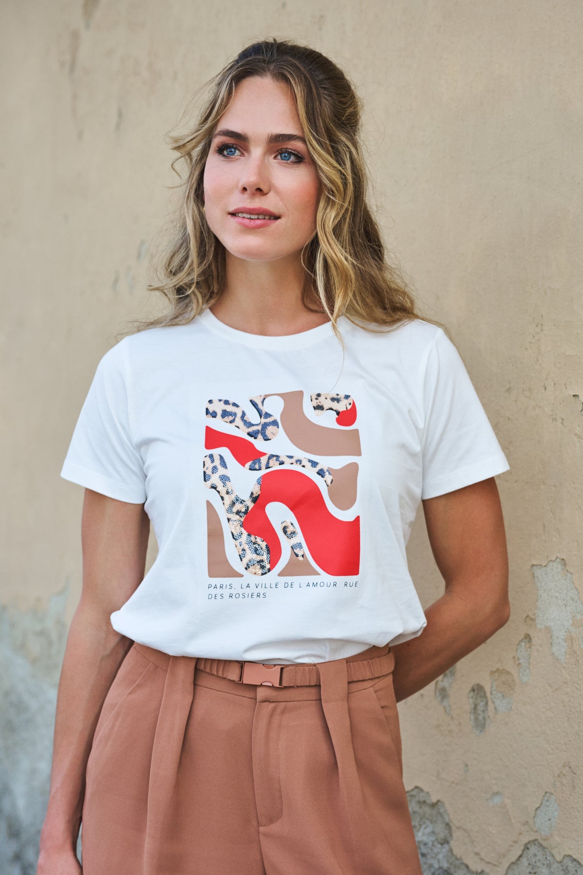 Offwhite en rode EsQualo T-shirt met Paris-print, casual katoenen shirt met stijlvolle details, geschikt voor dagelijks gebruik