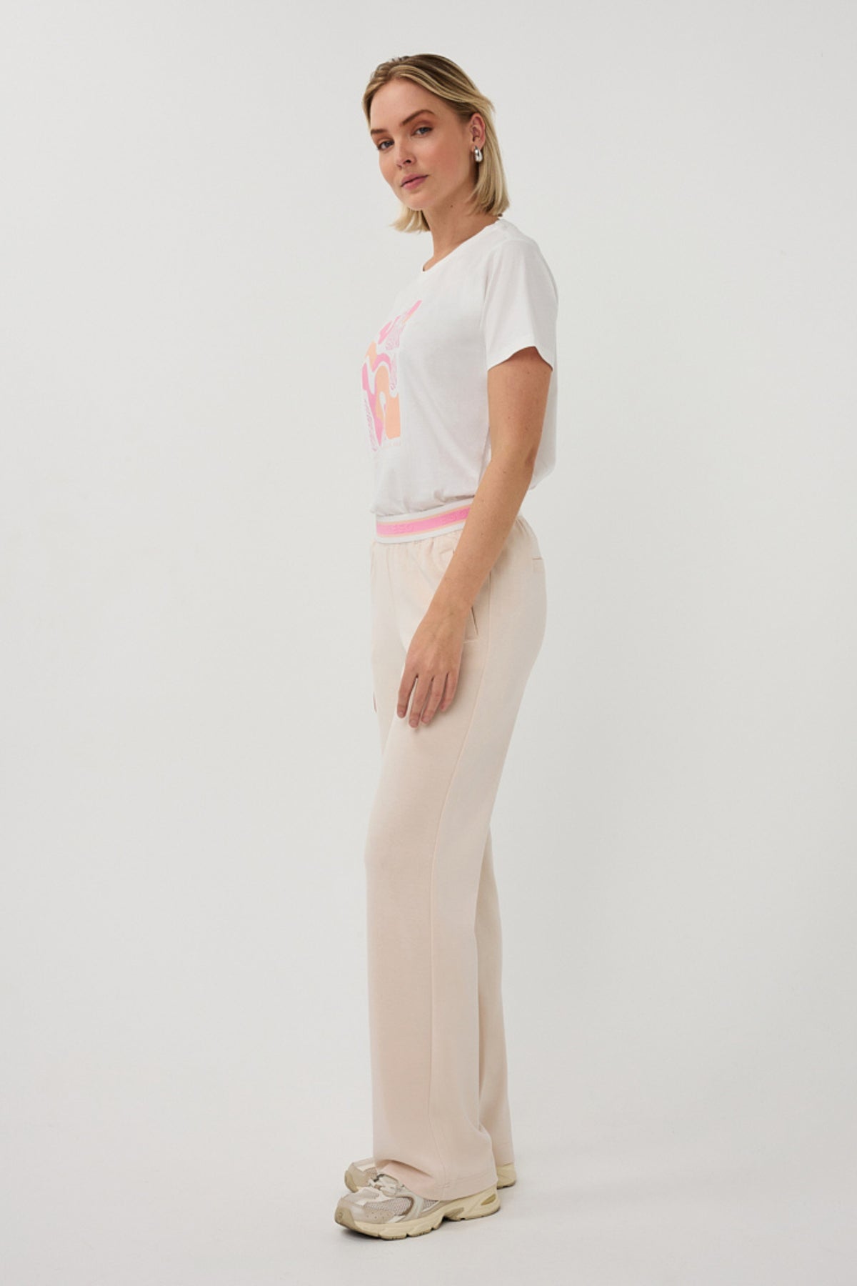 Offwhite T-shirt Paris van EsQualo met roze details, comfortabel en stijlvol voor dagelijks gebruik.
