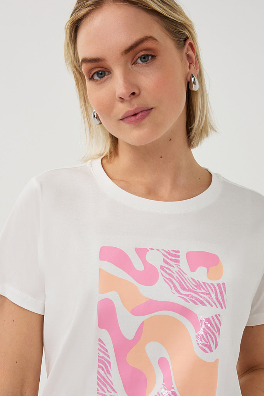 Offwhite T-shirt met roze detail van EsQualo, model Paris SP26.05014, getoond op een mannequin.
