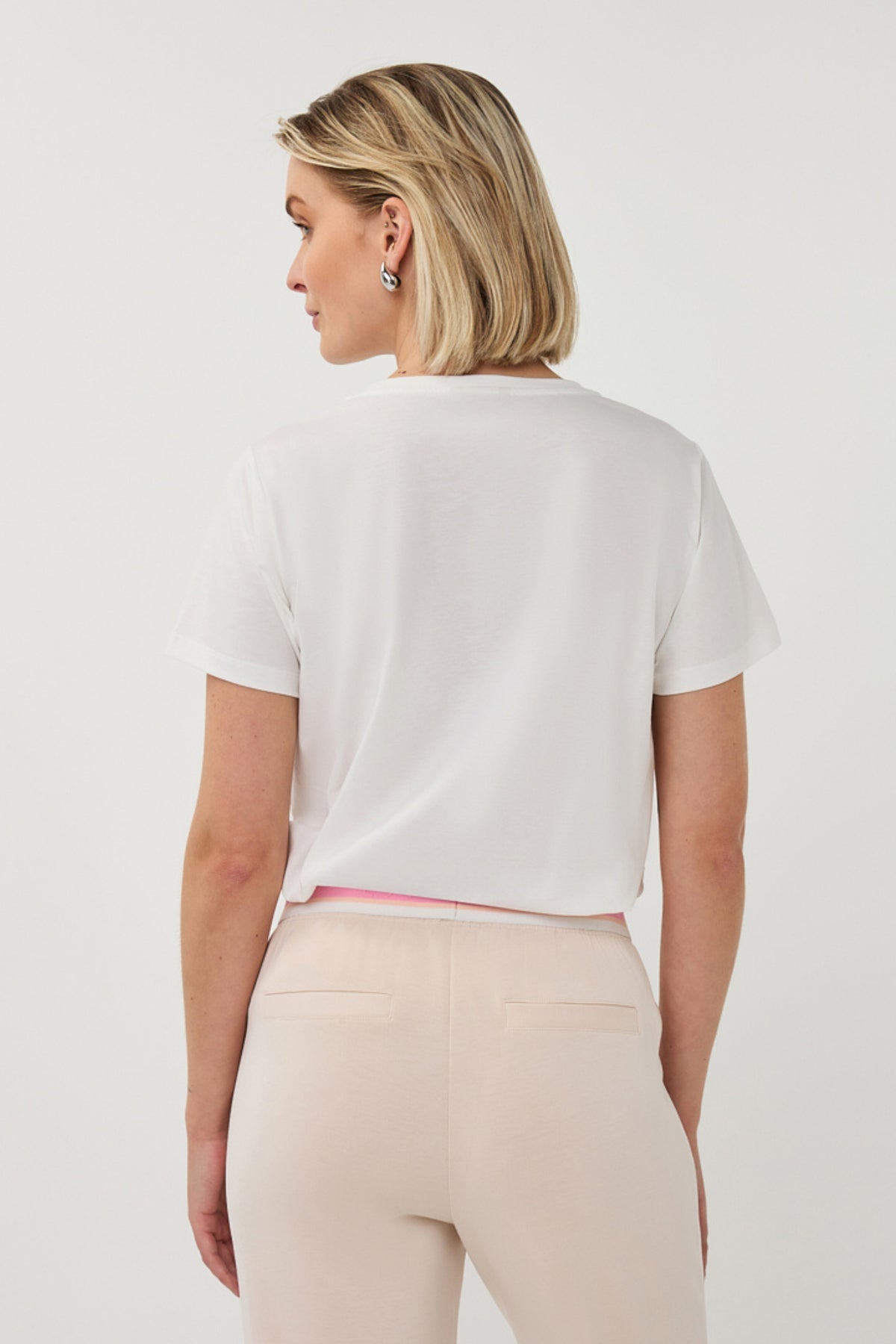 Offwhite T-shirt met rozenprint van EsQualo, Paris ontwerp, casual korte mouwen en ronde hals, stijlvolle dameskleding