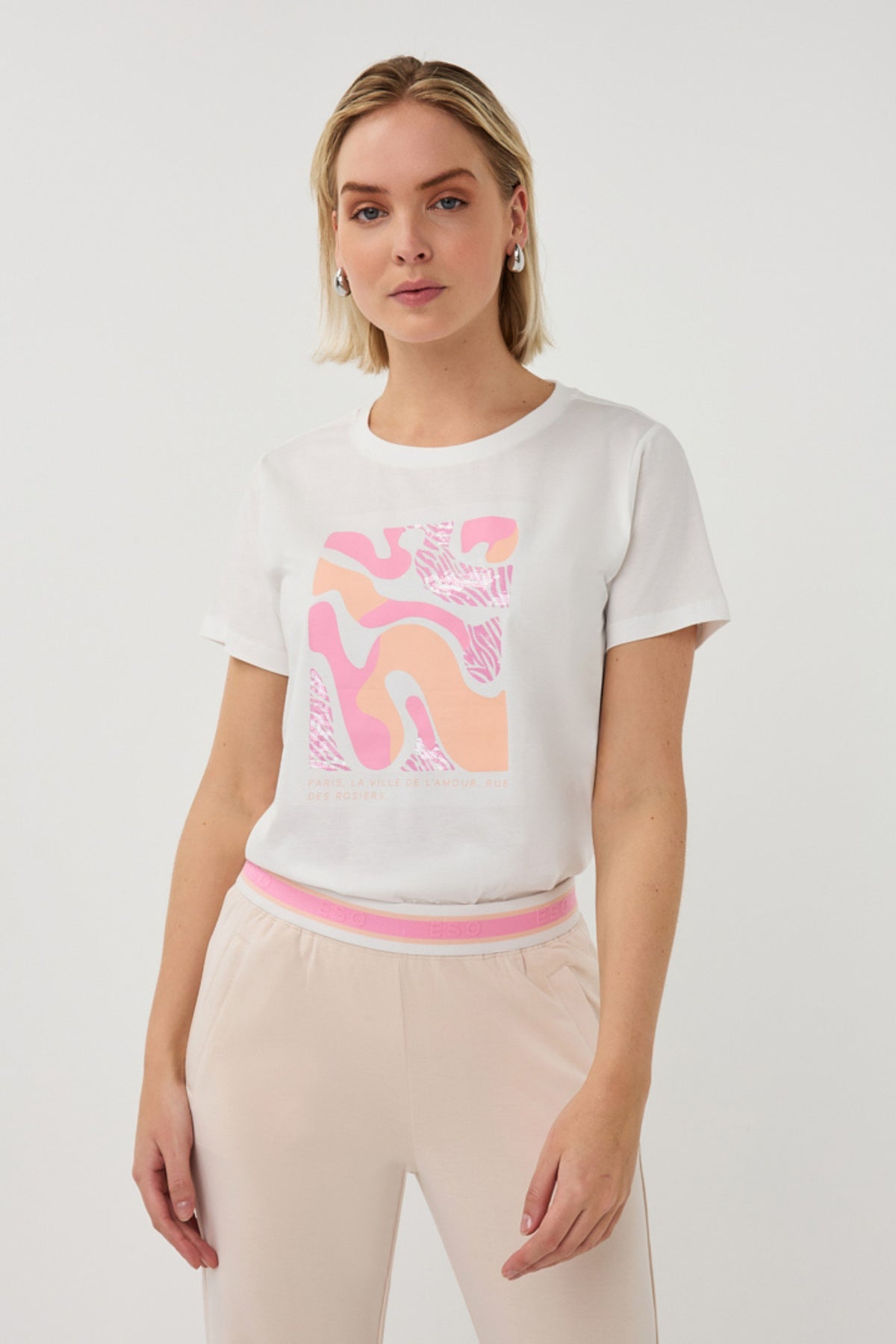 EsQualo T-shirt Paris Offwhite Rose, casual top met roze en offwhite kleuren, zichtbaar met ronde hals en zachte stof.